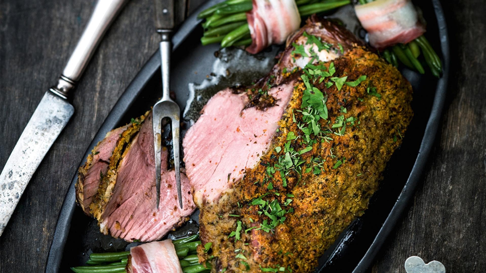 Lammkeule mit Bohnen und Speck