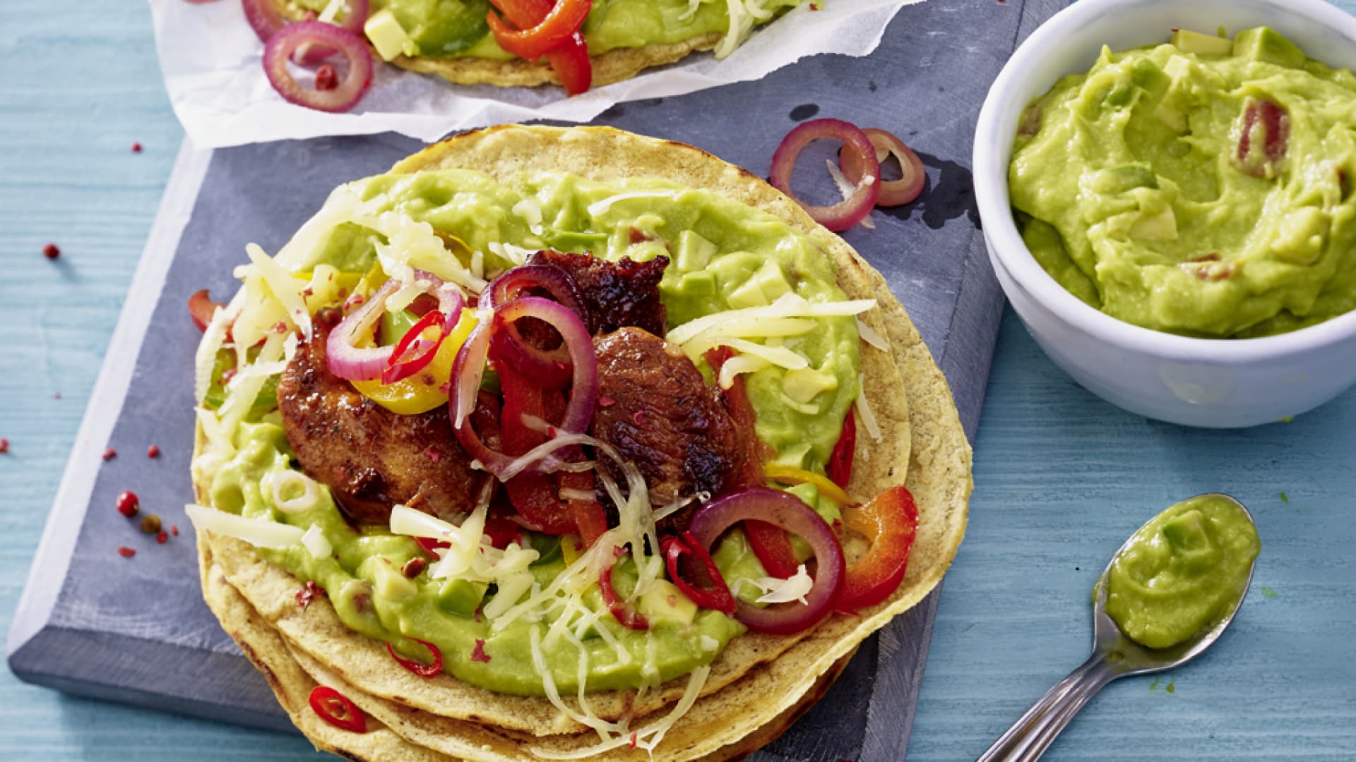 Mexikanische Maistortillas mit Hähnchenfleisch und Guacamole