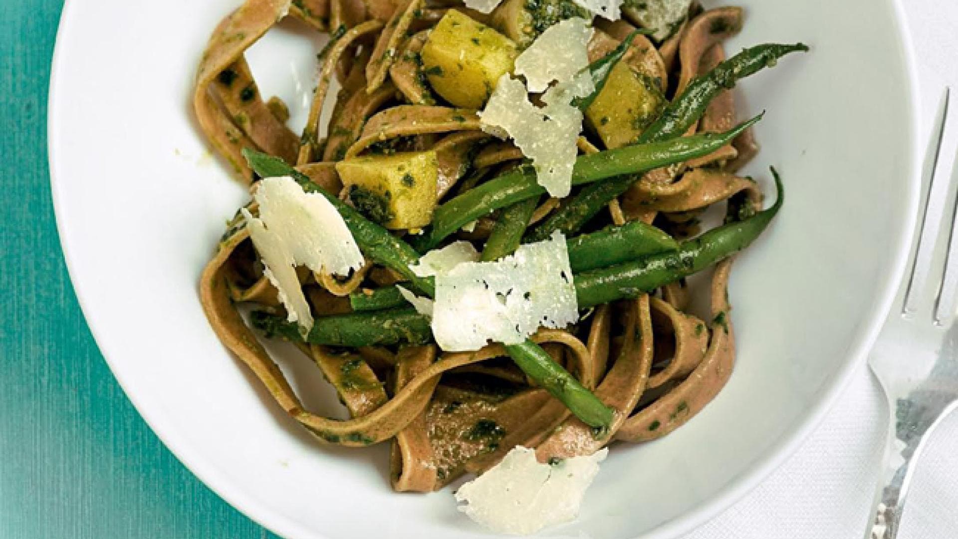 Maronen-Tagliatelle mit Bohnen und Pesto - Das Rezept finden Sie hier bei uns 