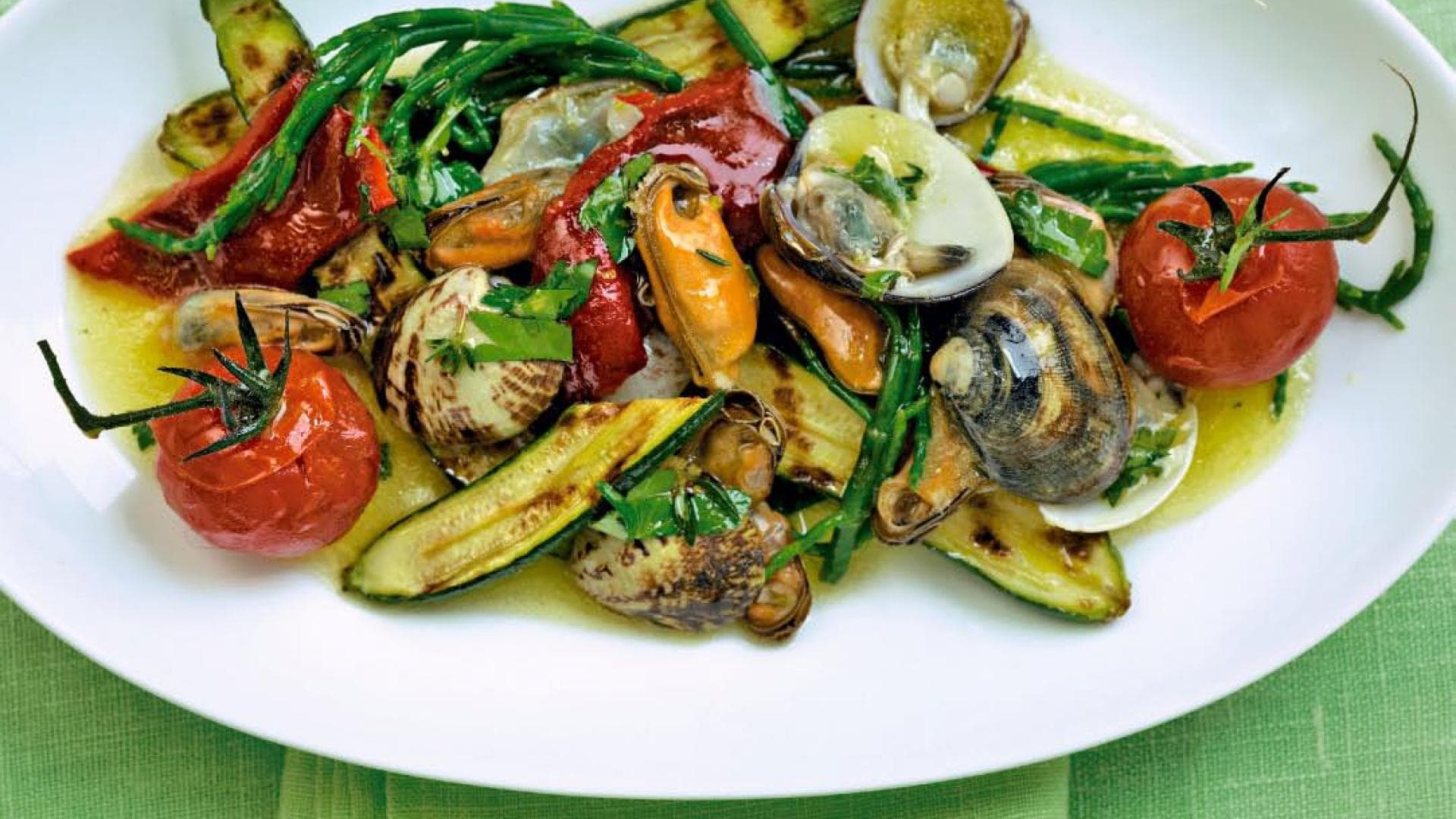 Muschelsalat mit gegrillten Zucchini - das Rezept von Sterneköchin Cornelia Poletto finden Sie bei uns 