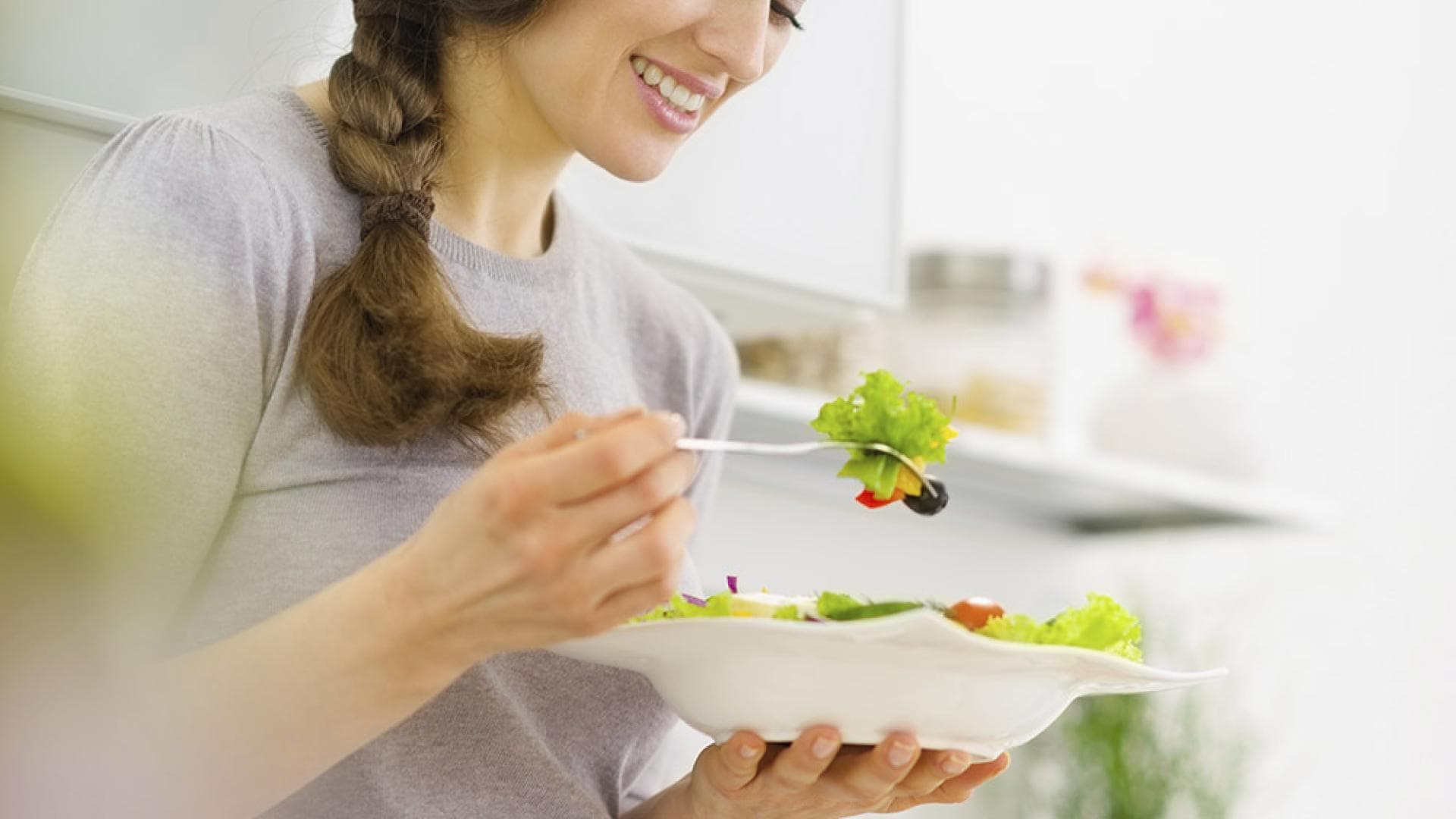 Frau ernährt sich gesund