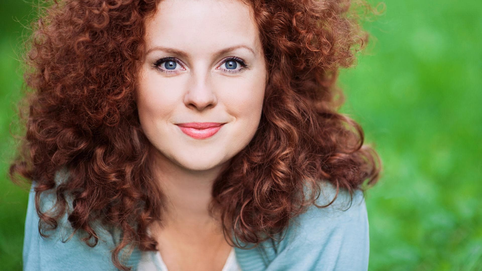 Frau mit Naturkrause