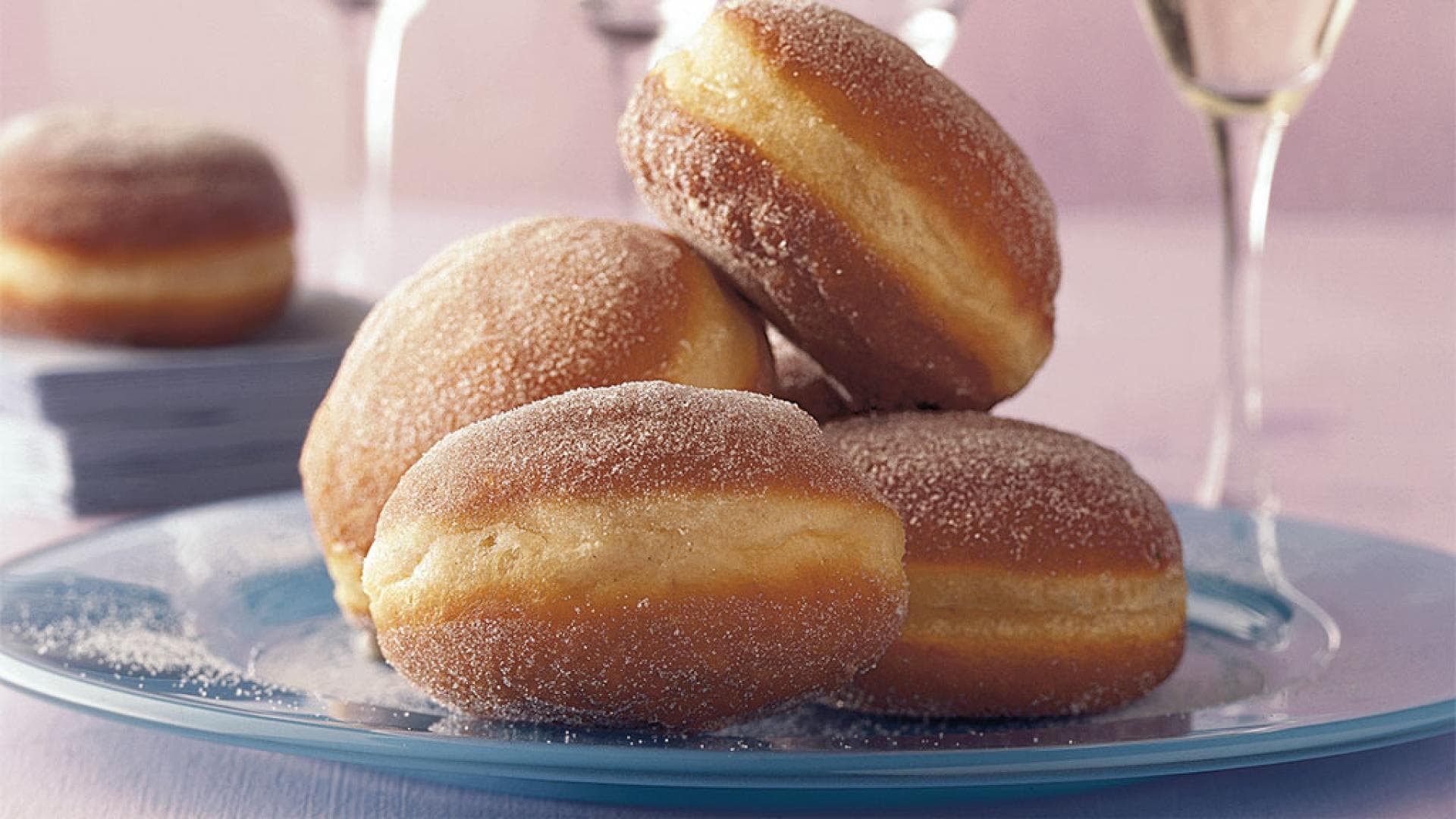 Neujahrskrapfen mit Puderzucker