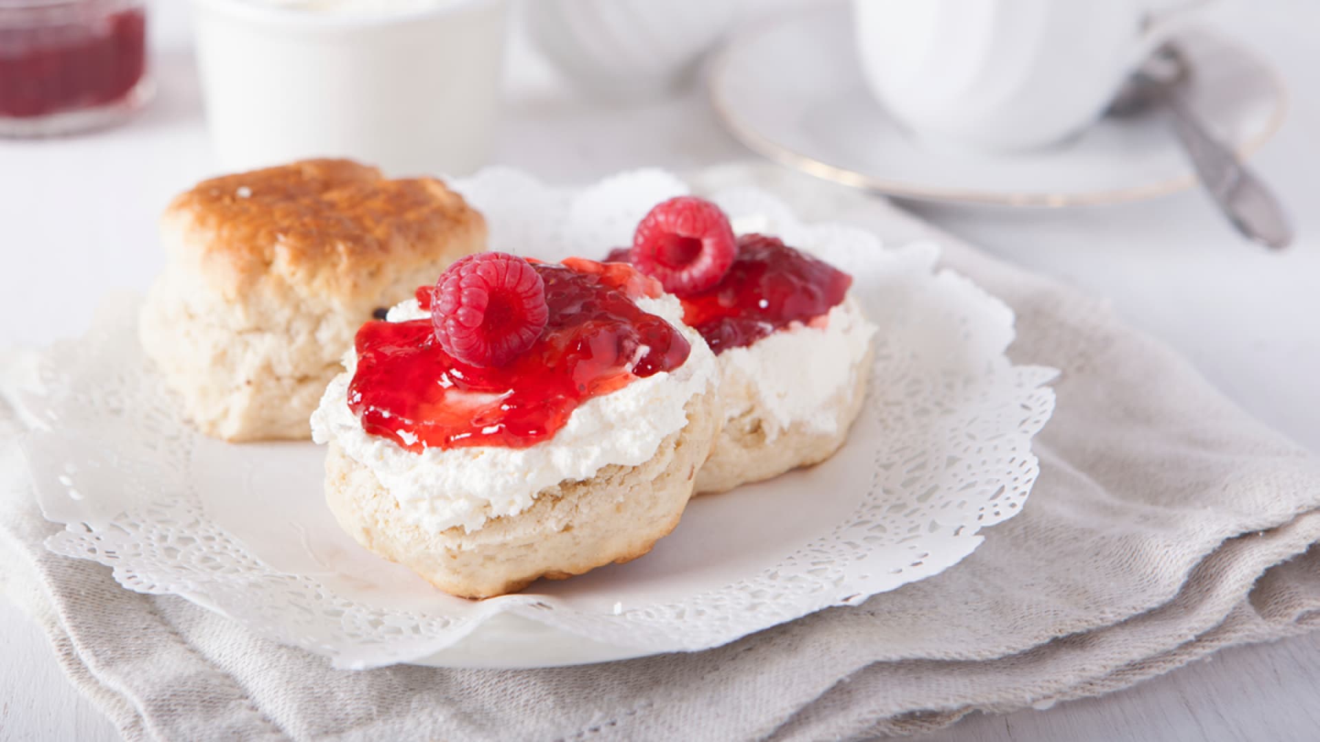 Englische Scones mit Clotted Cream und Himbeer-Marmelade 