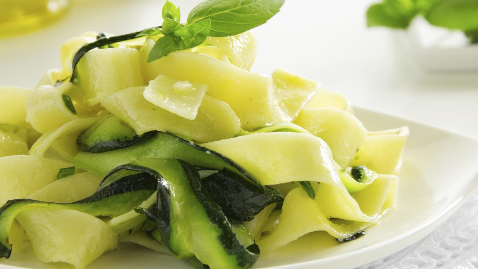 Zuchhini-Nudeln - Leckere und kalorienarme Gemüse-Nudeln ganz einfach selber machen