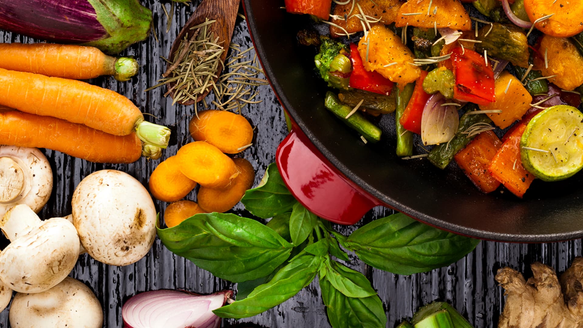 Rohkost und Gemüsepfanne mit Kräutern.