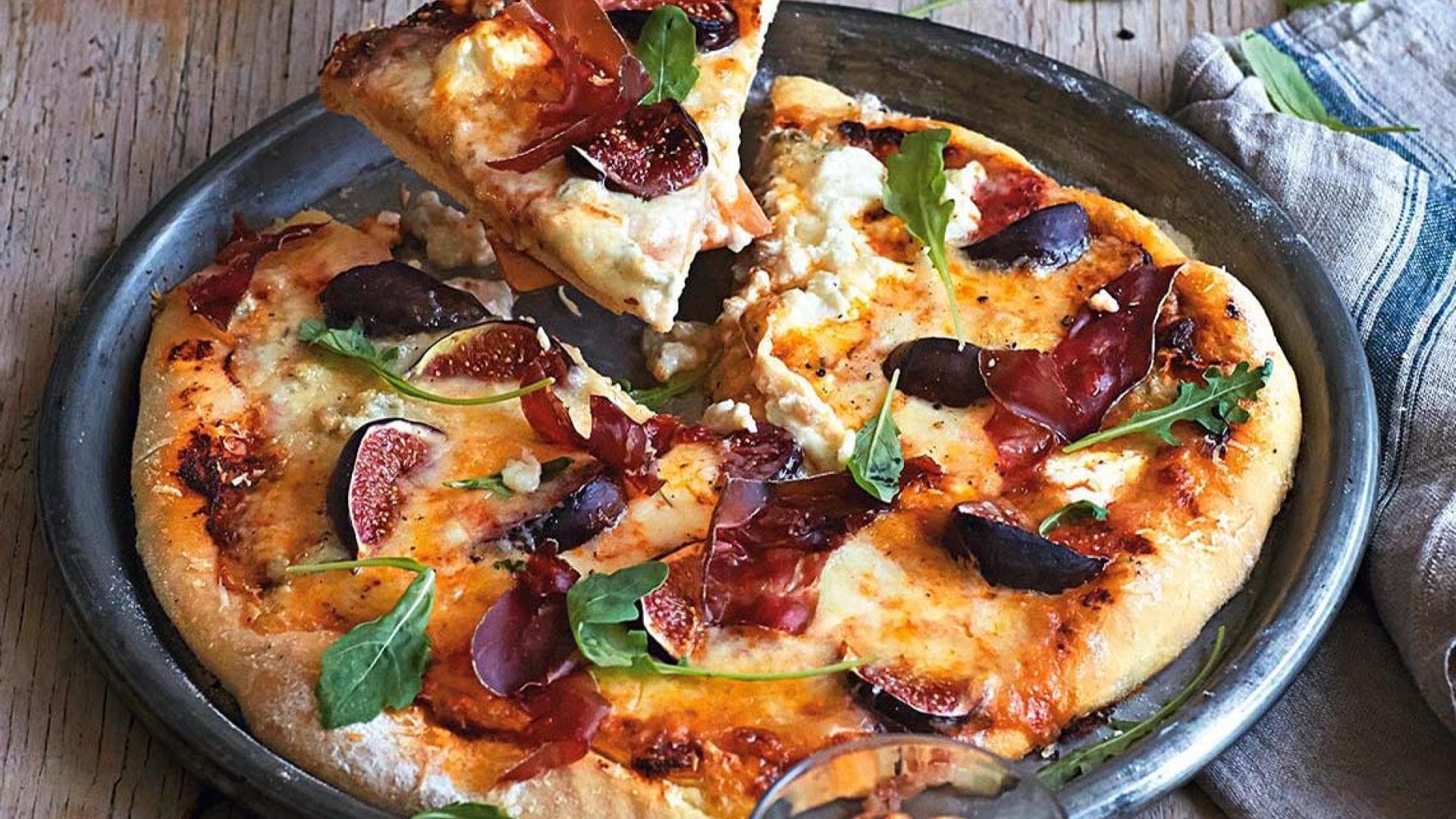 Pizza bianco mit 4 Sorten Käse, Feigen, Rucola und Bündnerfleisch