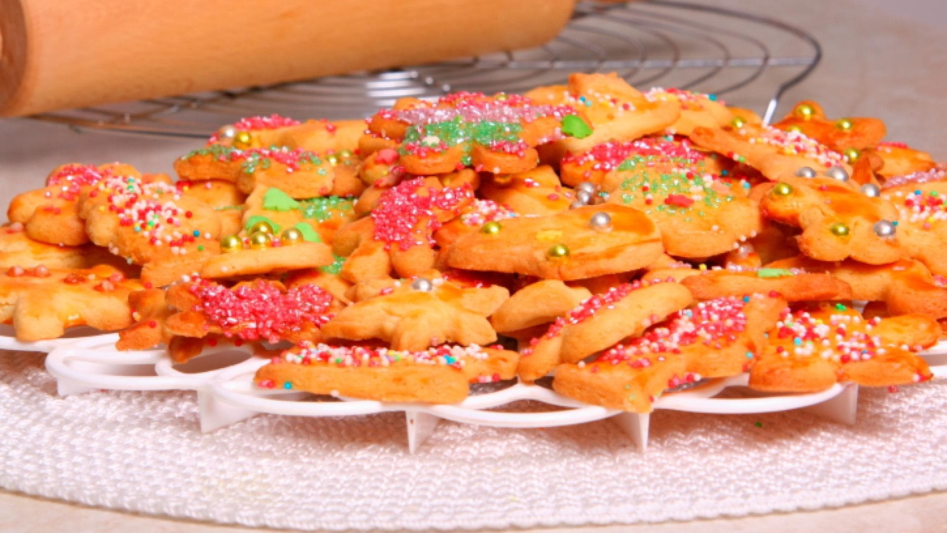 Ausgestochene Weihnachts-Plätzchen - Wir geben Ihnen Tipps für ein entspannt-fröhliches Plätzchen-Ausstechen mit den Kleinen