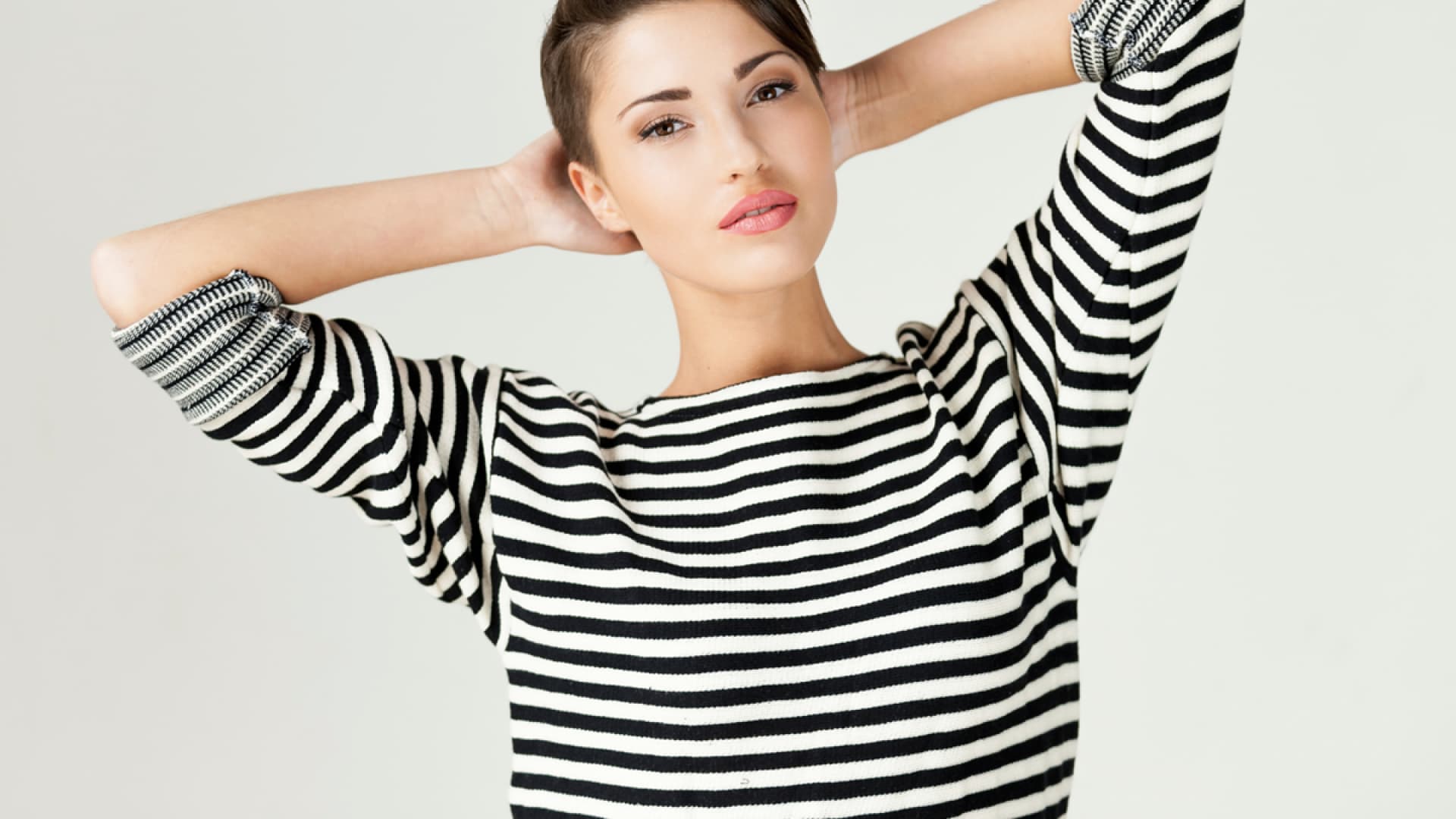 Frau mit Pomade im Haar
