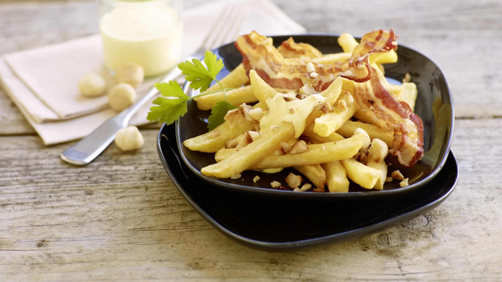 1.2.3 Frites Deluxe mit Bacon,Macadamia-Nüssen und Safran-Dipp 