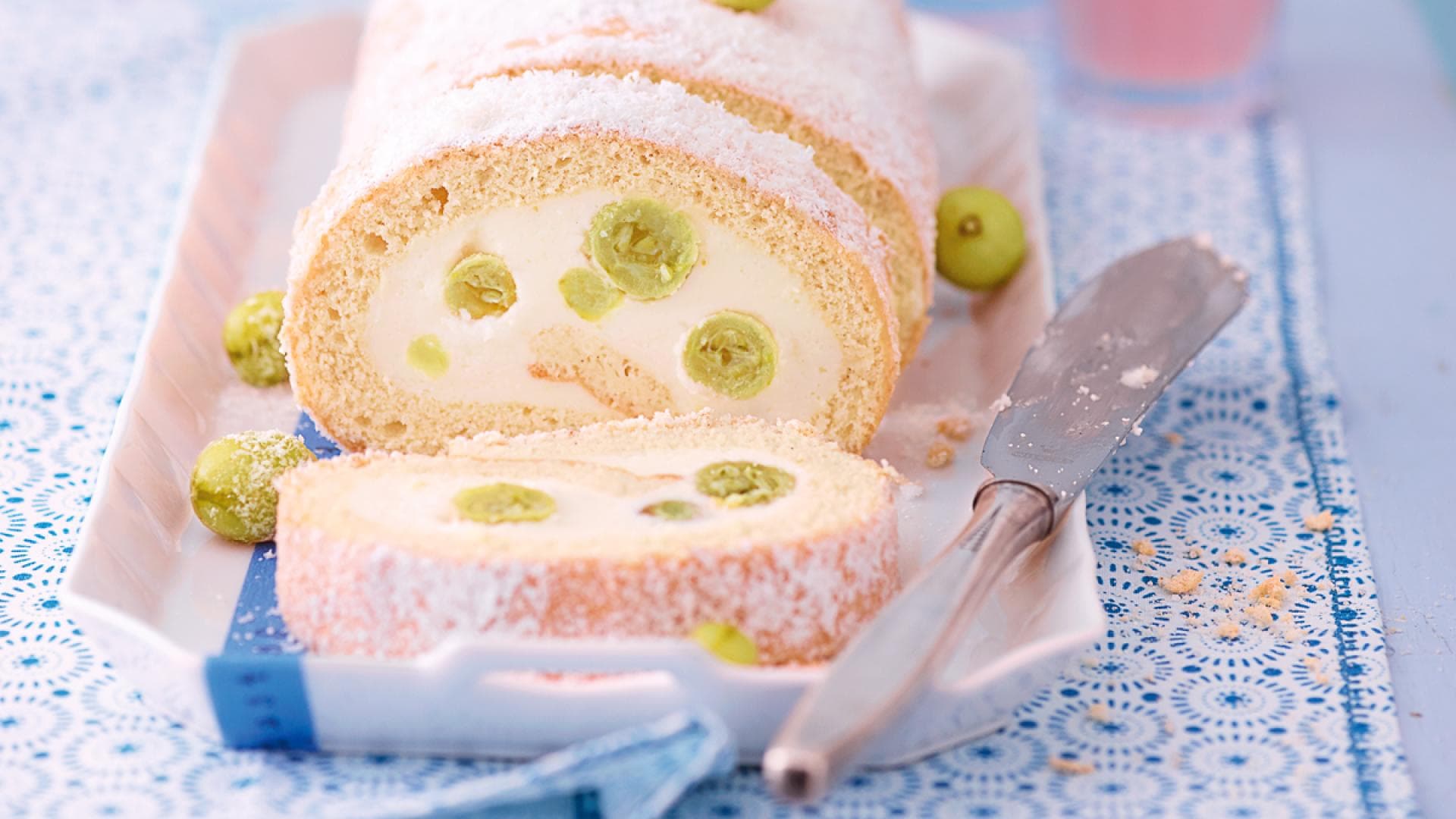 Quark Stachelbeer Rolle vereint den Geschmack von sauren Stachelbeeren mit frischem Quark