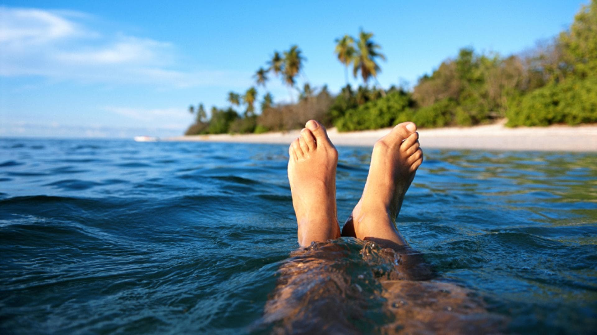 Resturlaub - Schwimmende Füße im Meer