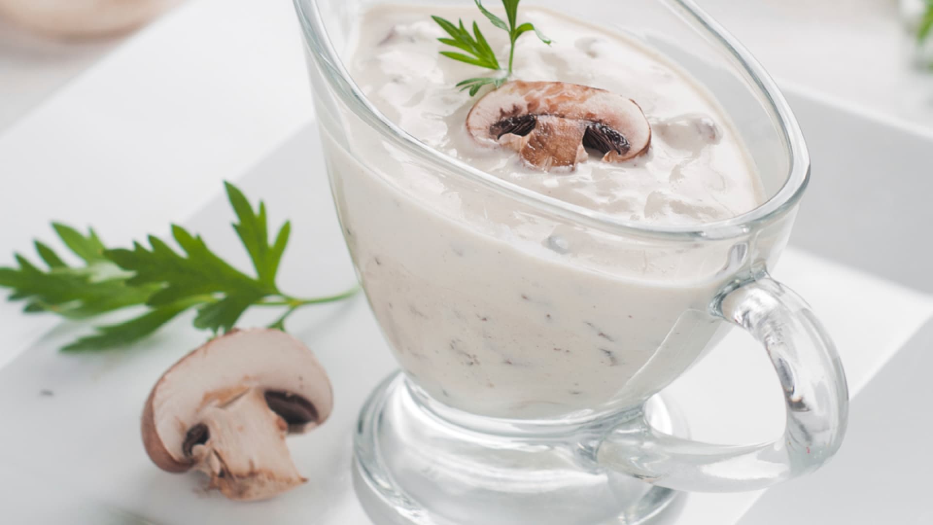 Sauciere mit Frischkäse-Creme und Champignons