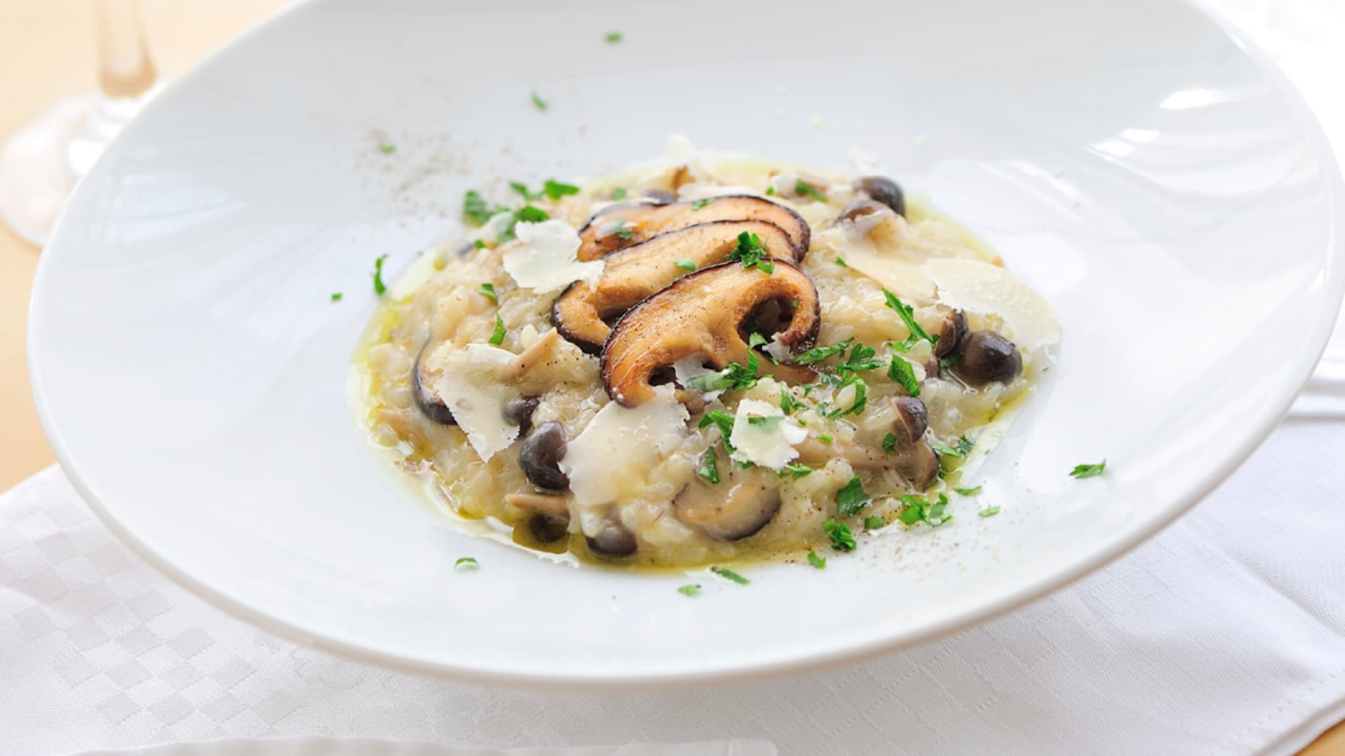 Pilzrisotto auf großem Teller