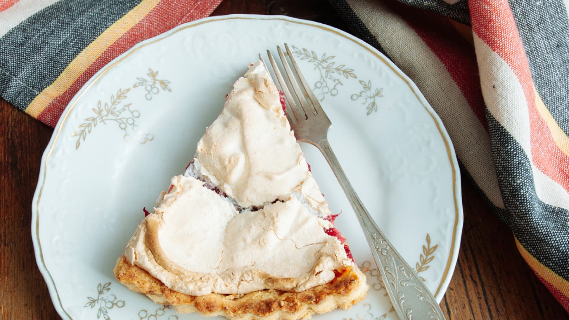 Kuchenstück mit Baiserhaube