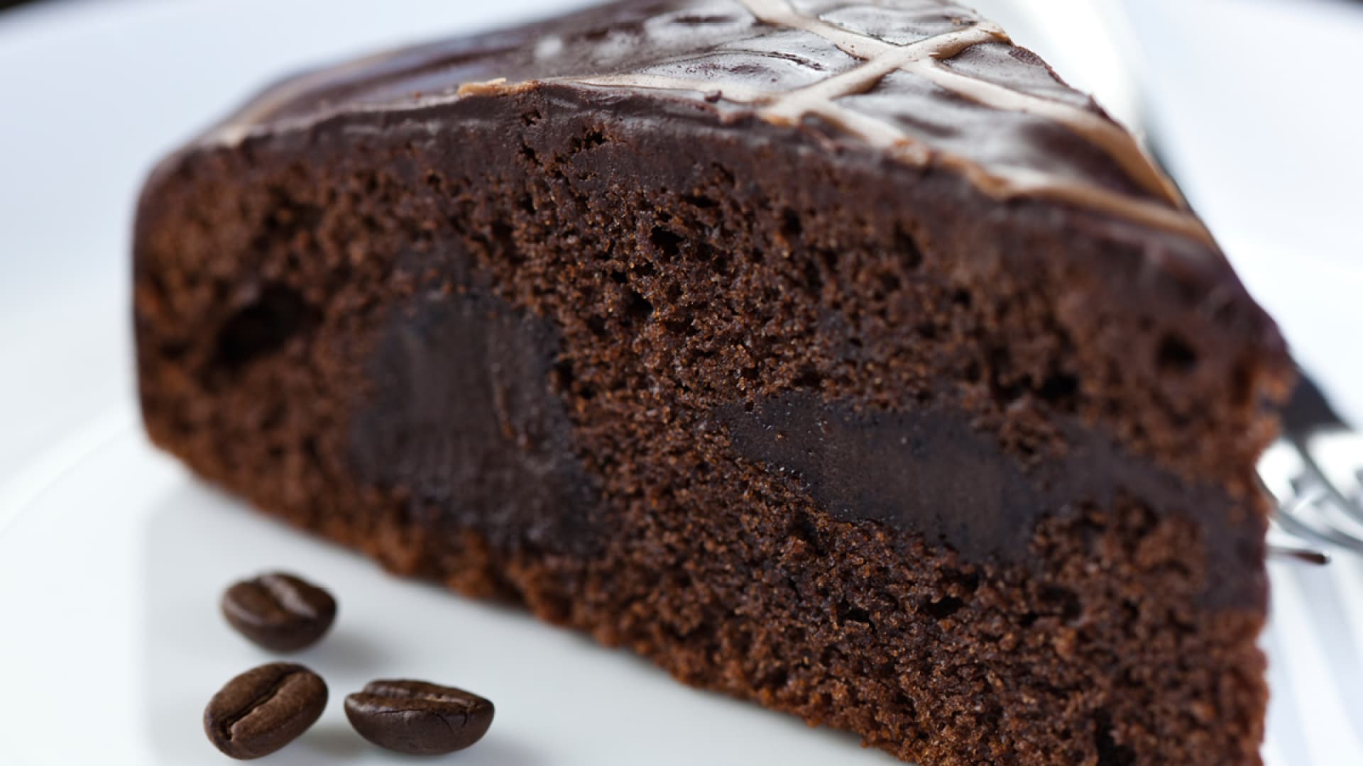 Dunkler Kuchen mit Kaffeegeschmack