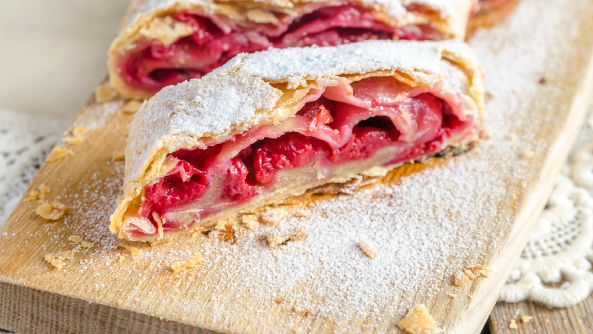 Strudel gefüllt mit Kirschen