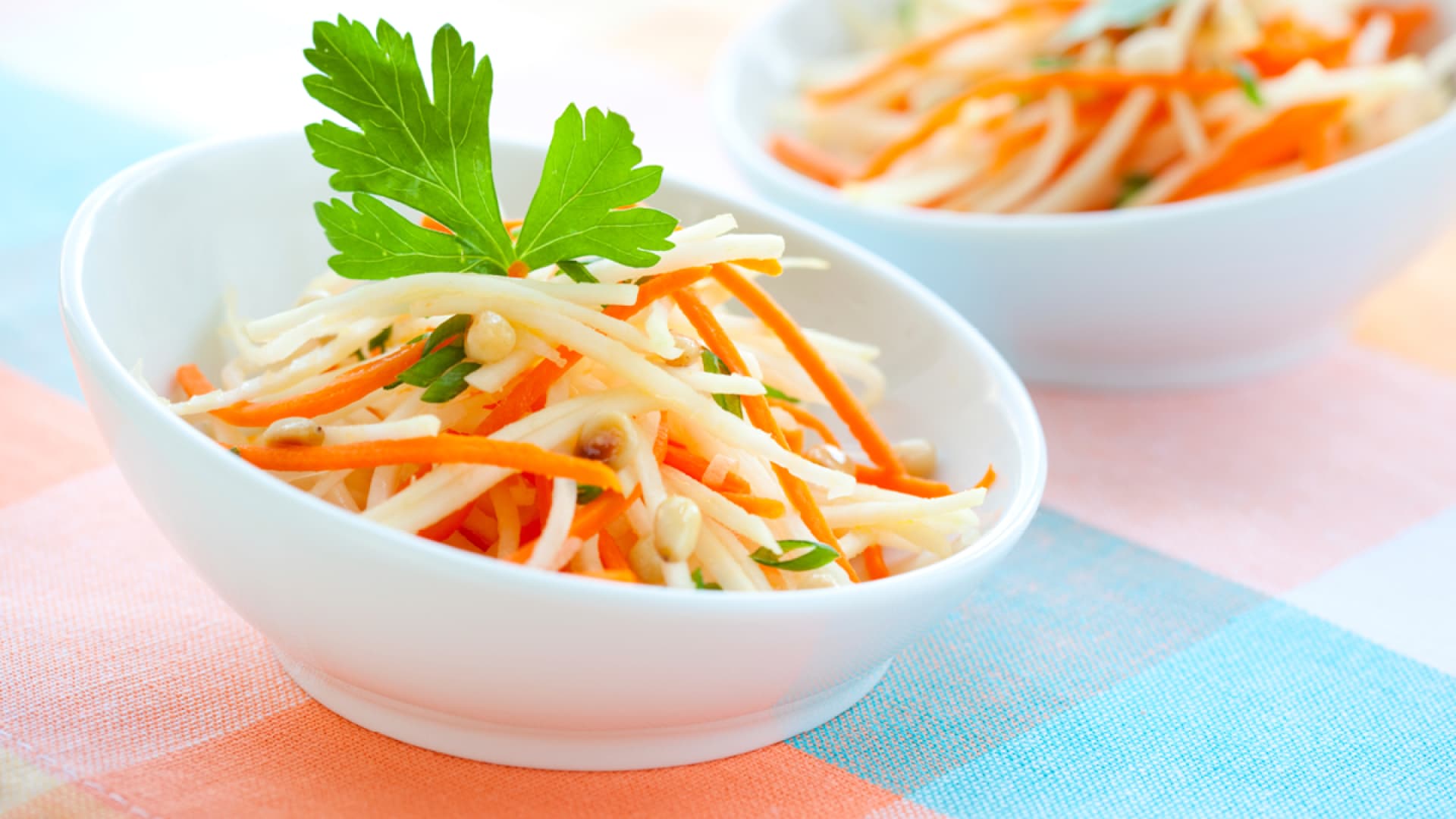 Fein geriebener Salat aus Kohlrabi und Möhren