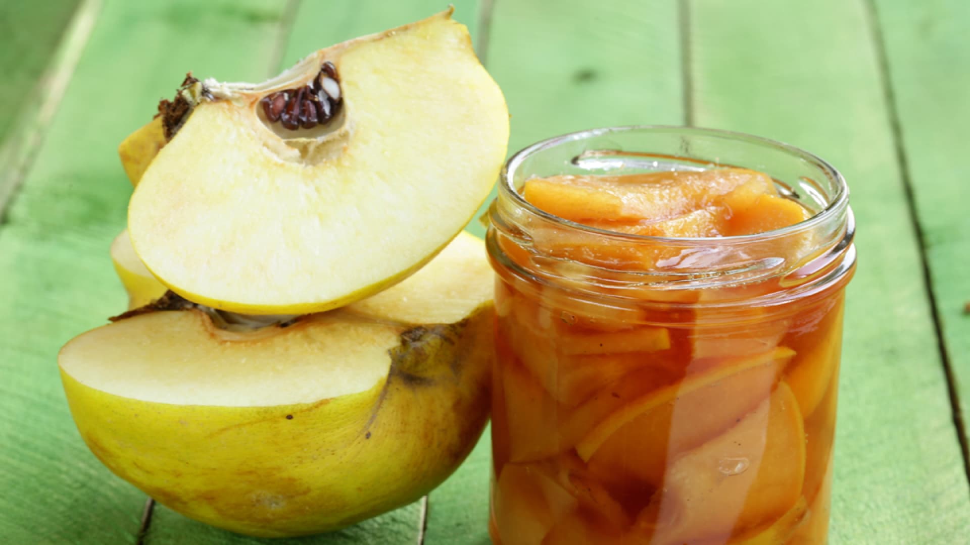 Stückige Quitten im Glas