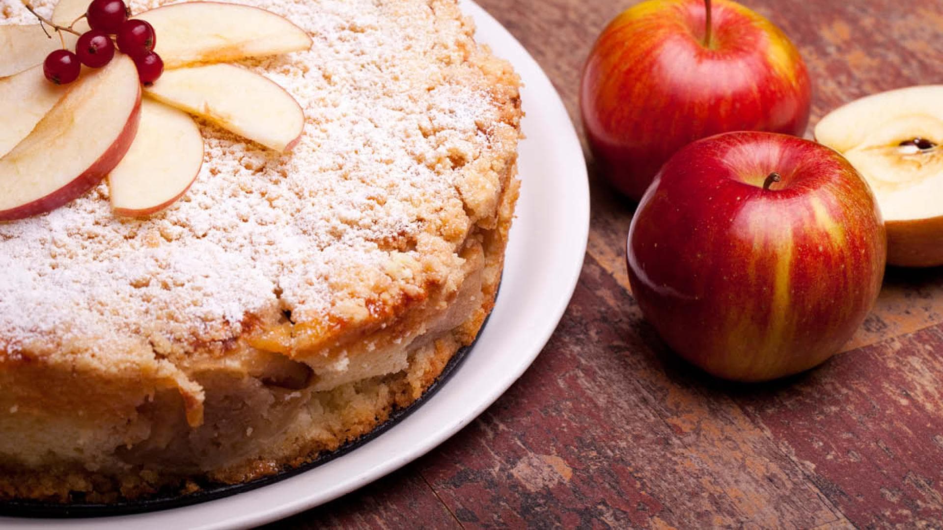 Leckerer Russischer Apfelkuchen mit Puderzucker