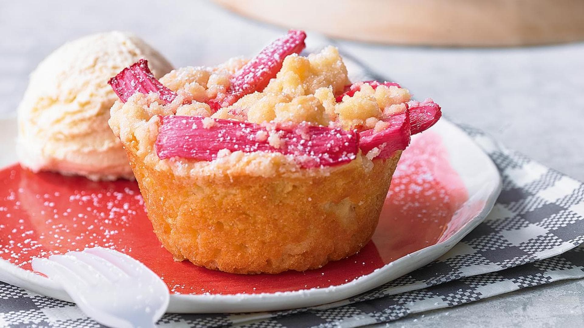 Schmand-Rhabarber-Streusel-Muffins