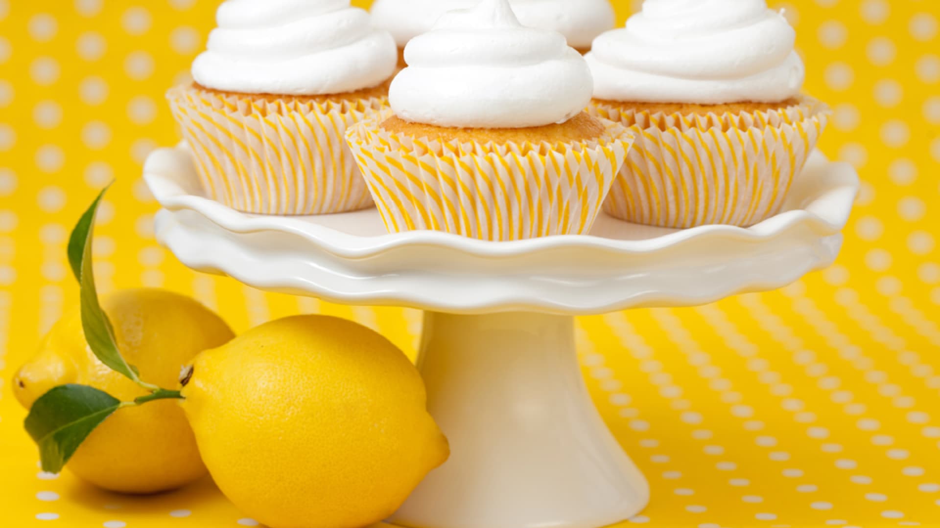 Helle Muffins mit weißer Zitronen-Haube