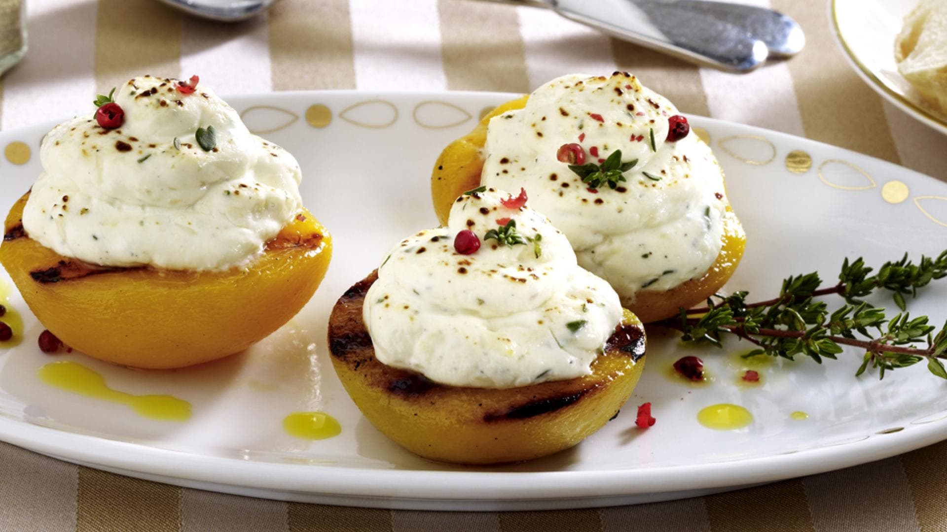 Gegrillter Pfirsich mit Ziegenkäse Gegrillter Pfirsich mit Ziegenkäse