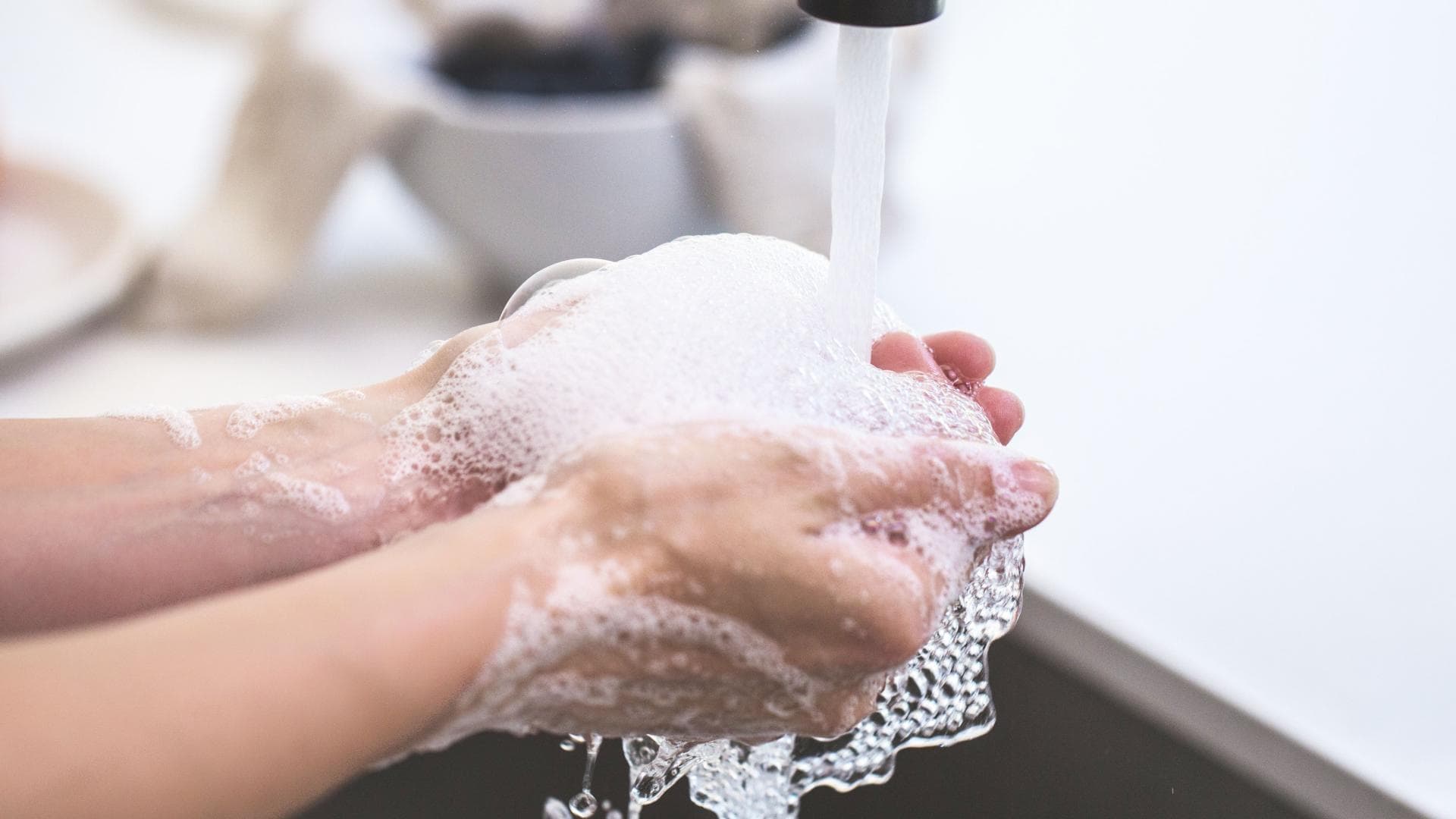 Hände mit Seife waschen