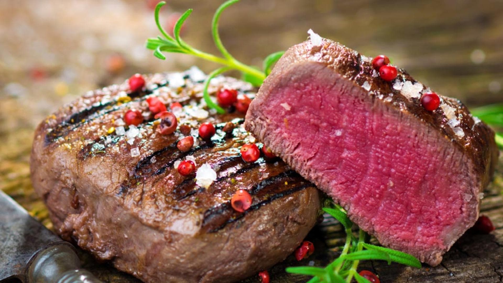 Medium gegrilltes Rinderfilet mit buntem Pfeffer