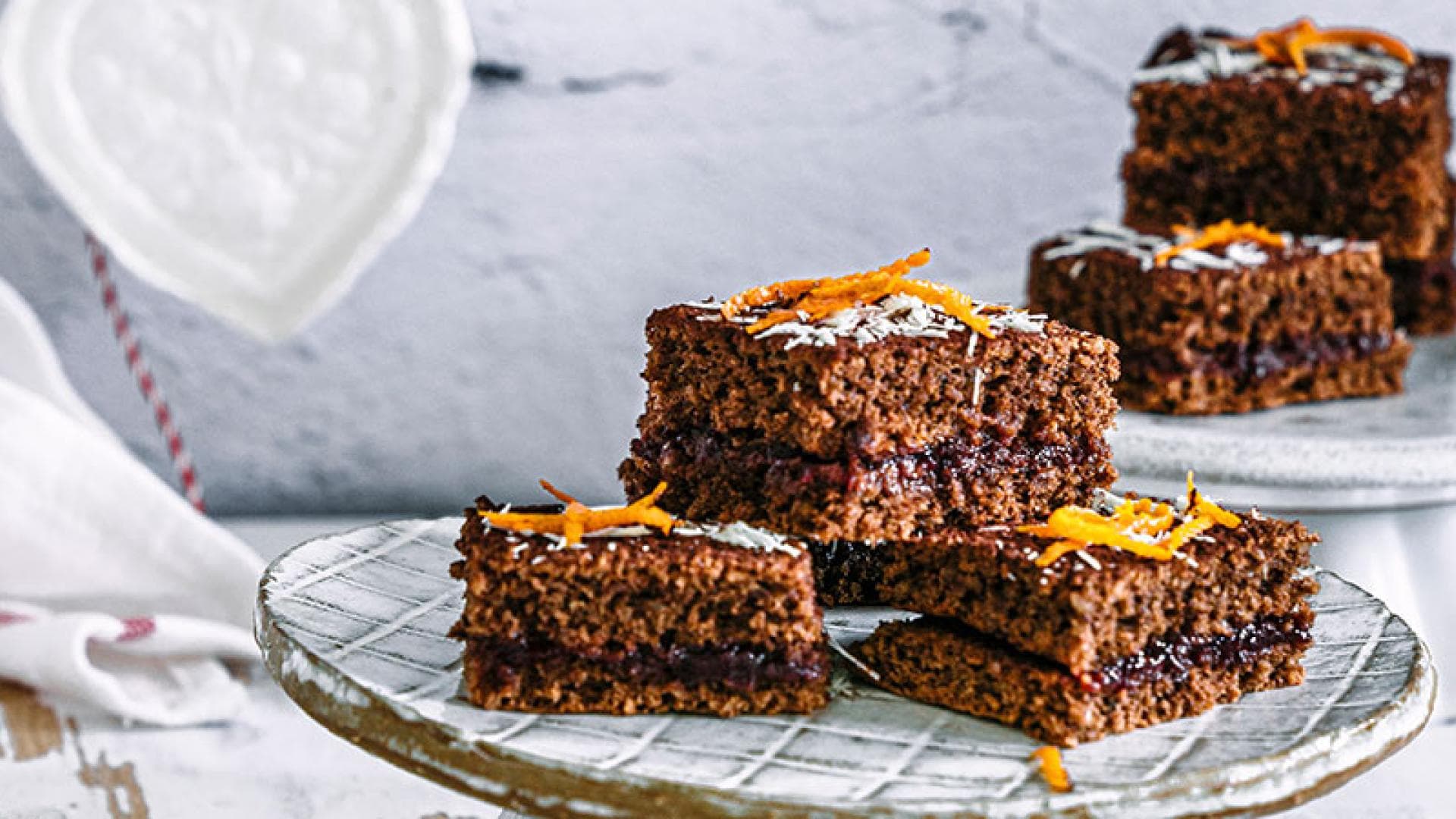 Schoko-Würfel mit Kirschkonfitüre