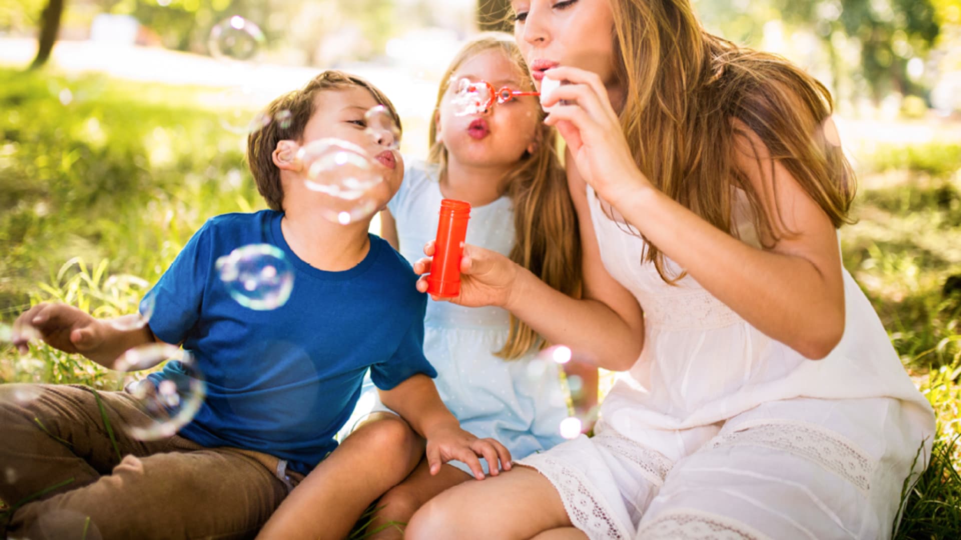 Frau pustet Seifenblasen