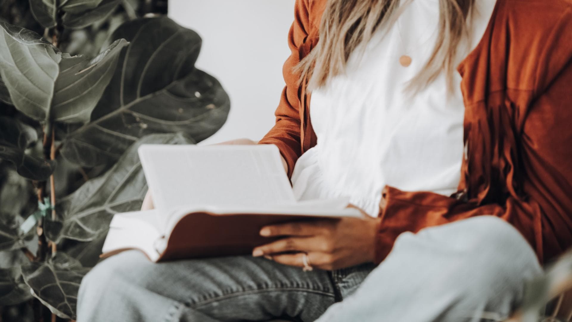 Corona: So nutzen Sie die Zeit zu Hause sinnvoll: Frau liest Buch