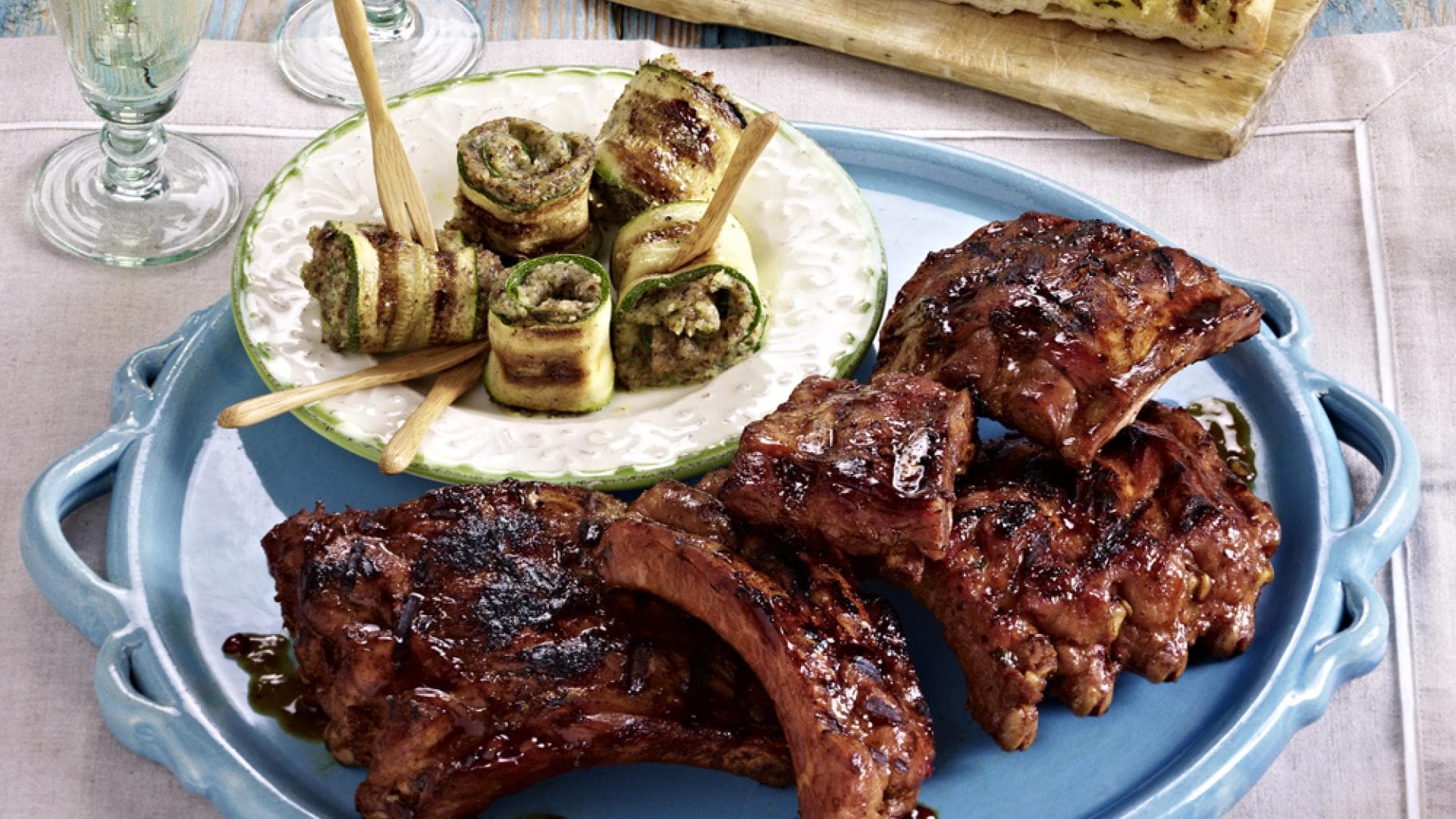 Gegrillte Spare-Rips in einer Kräuterbutter-Marinade