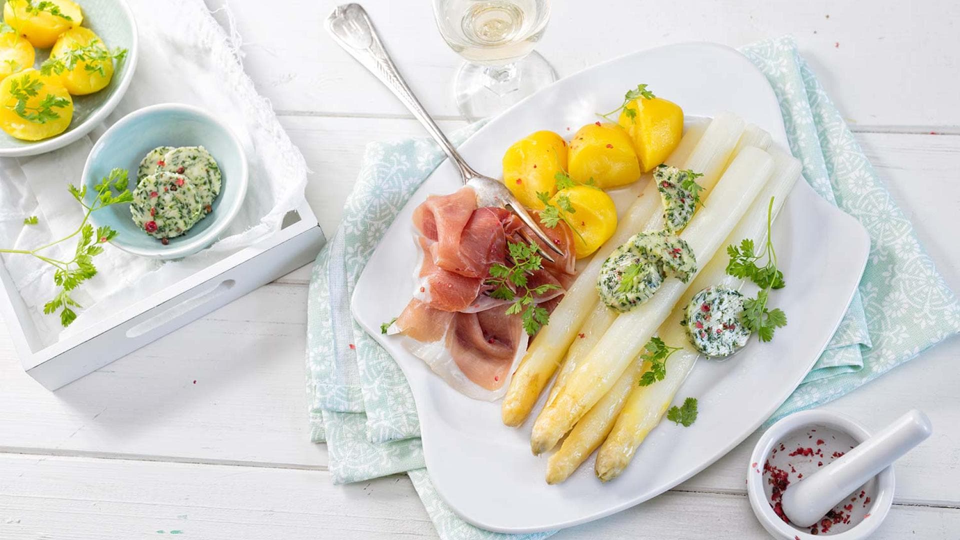 Spargel mit rosa Pfeffer und Kerbelbutter