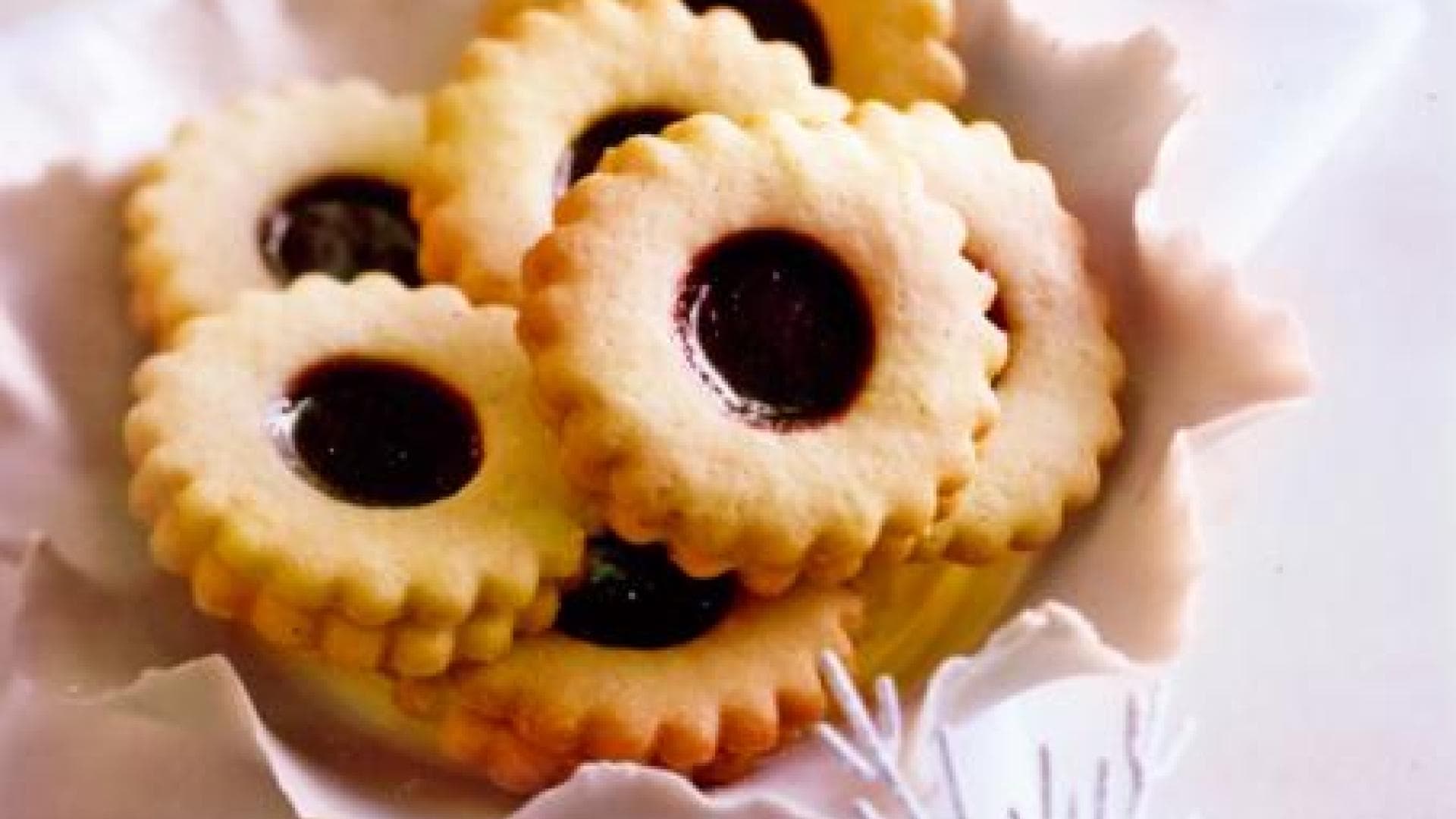 Spitzbuben-Plätzchen mit einer Füllung aus Kirschkonfitüre