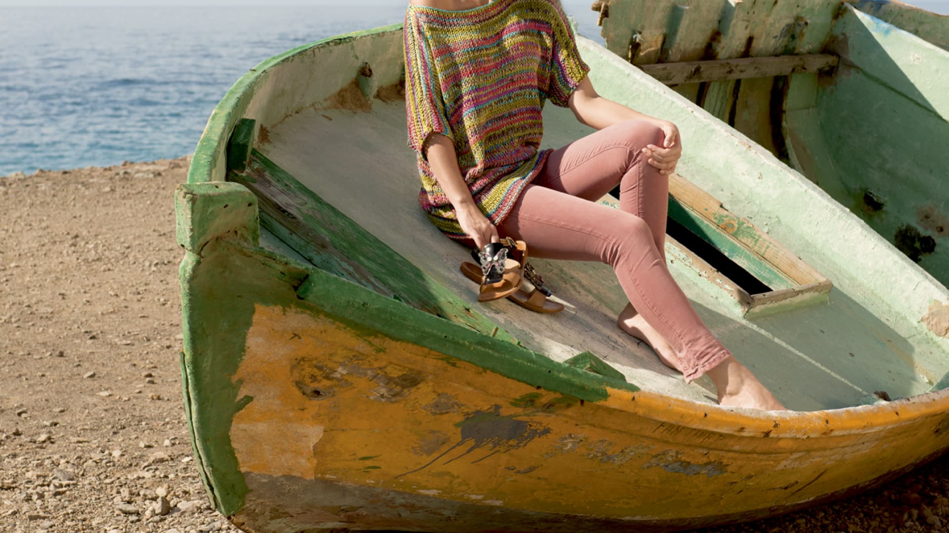 Frau am Strand mit sommerlichem Kimonopulli mit Allegro-Print