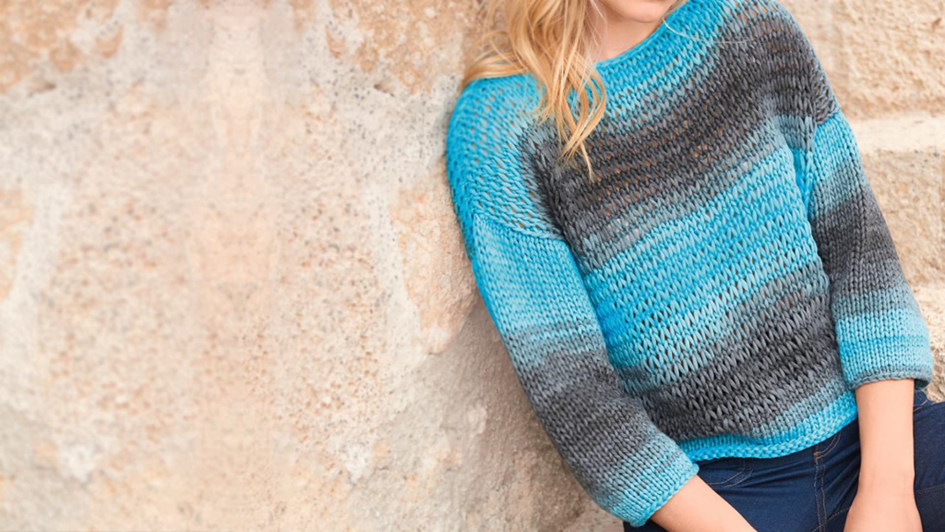 Strickpullover mit blauer Ombré-Färbung