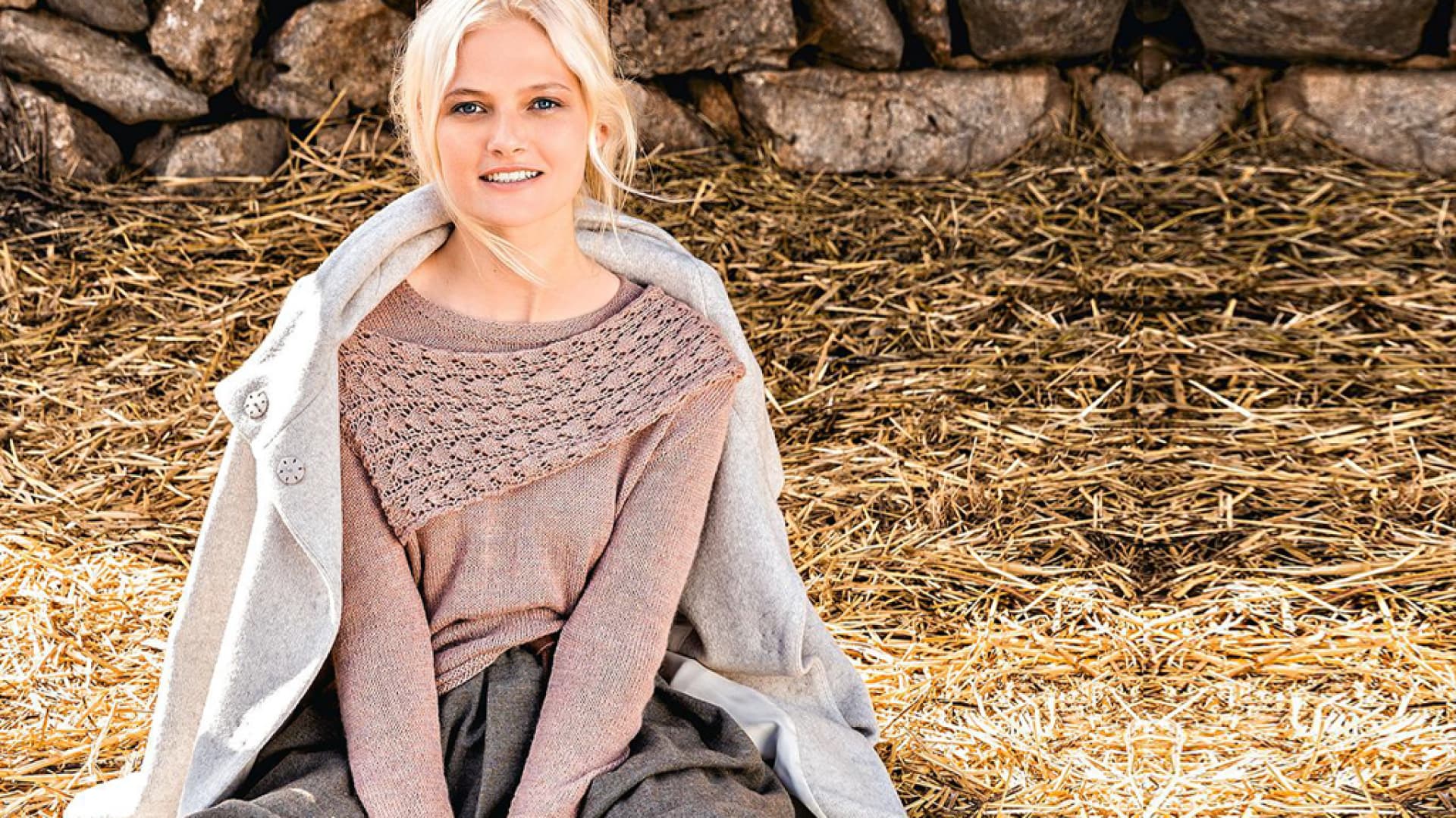 Strickpullover mit angenähtem Schal