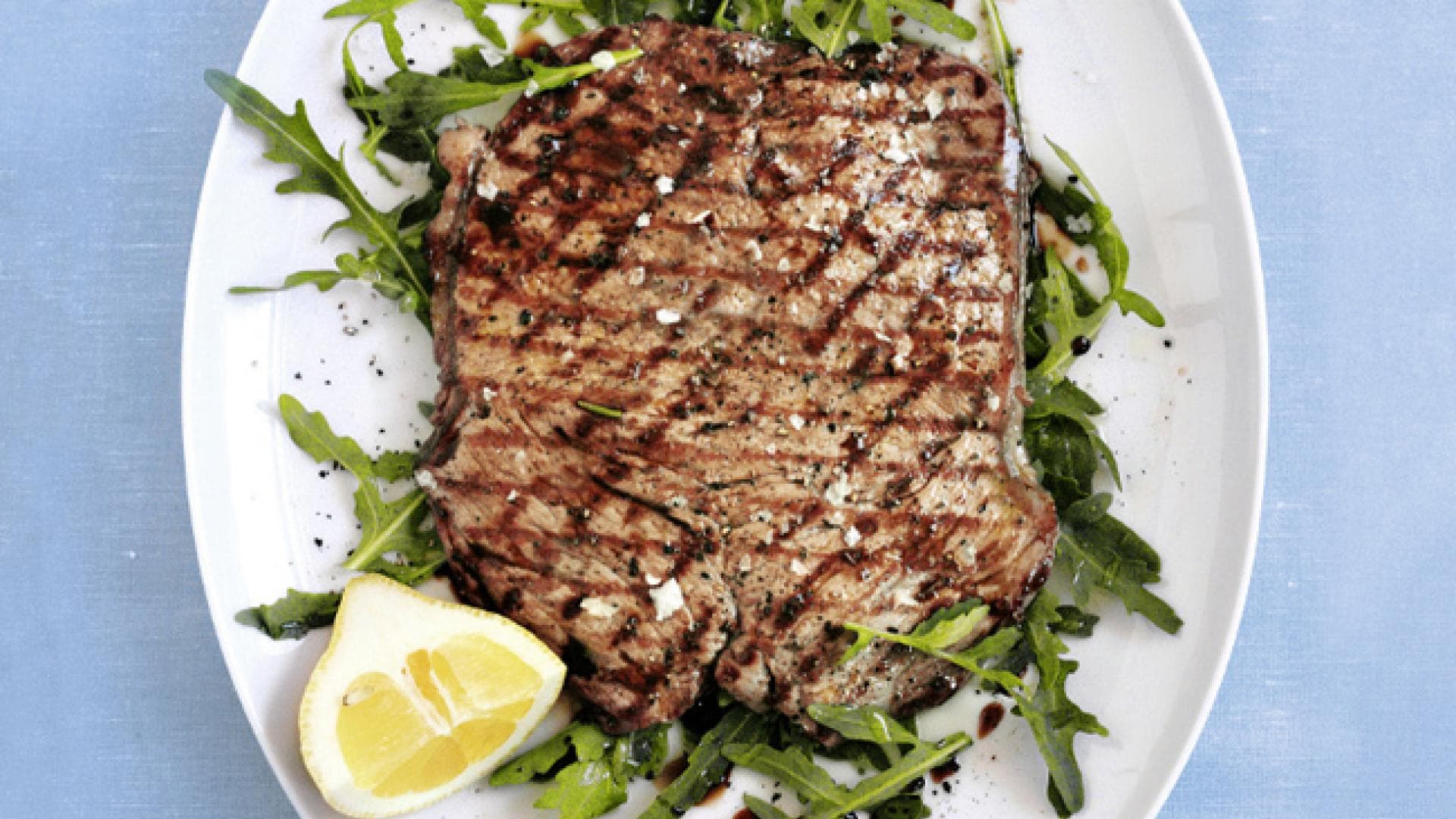 Tagliata vom Rind auf Rucola- das Rezept der Sterneköchin Cornelia Poletto finden Sie bei uns