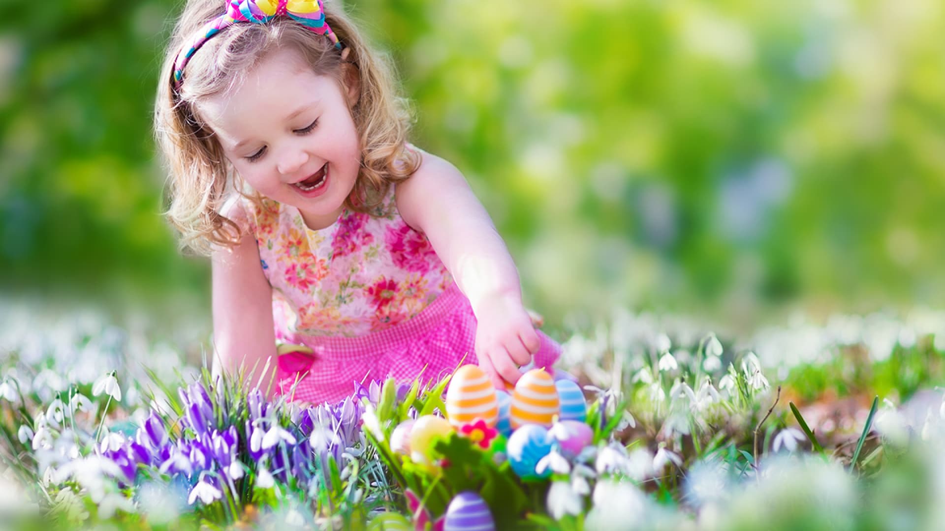 Ein kleines Mädchen freut sich über Ostern 