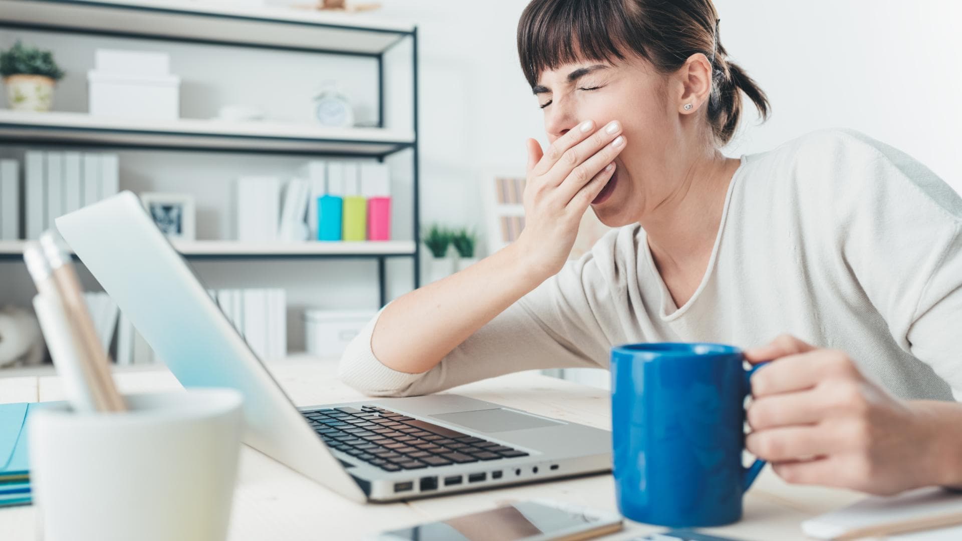 Mittagstief überwinden: Diese Tipps helfen gegen die Müdigkeit: Frau gähnt