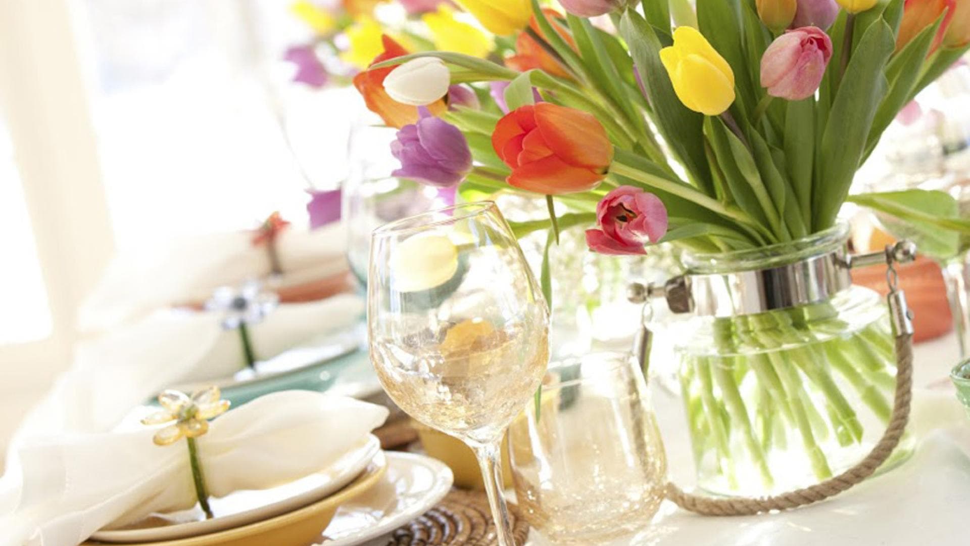 Tischdeko mit frischen Blumen zum Muttertag