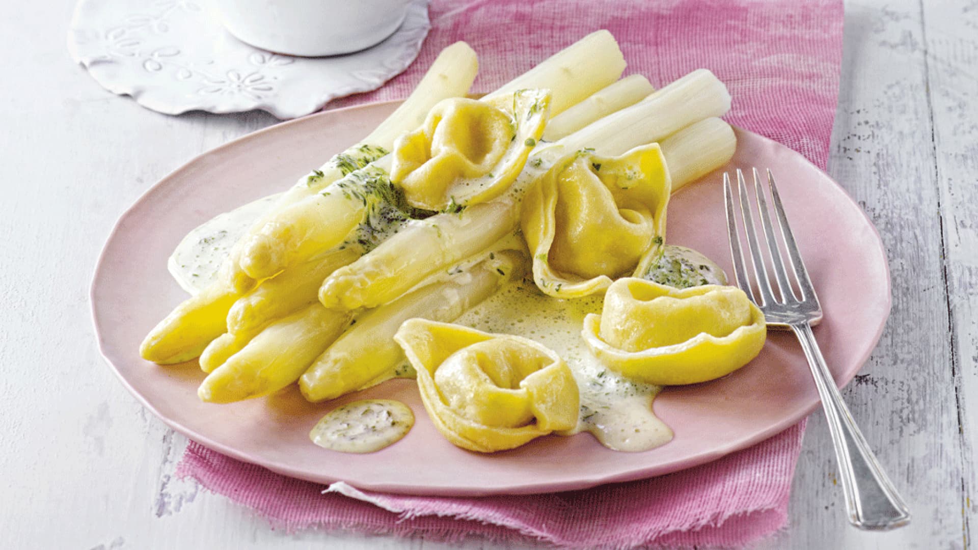 Tortellini mit Spargel und Sauce