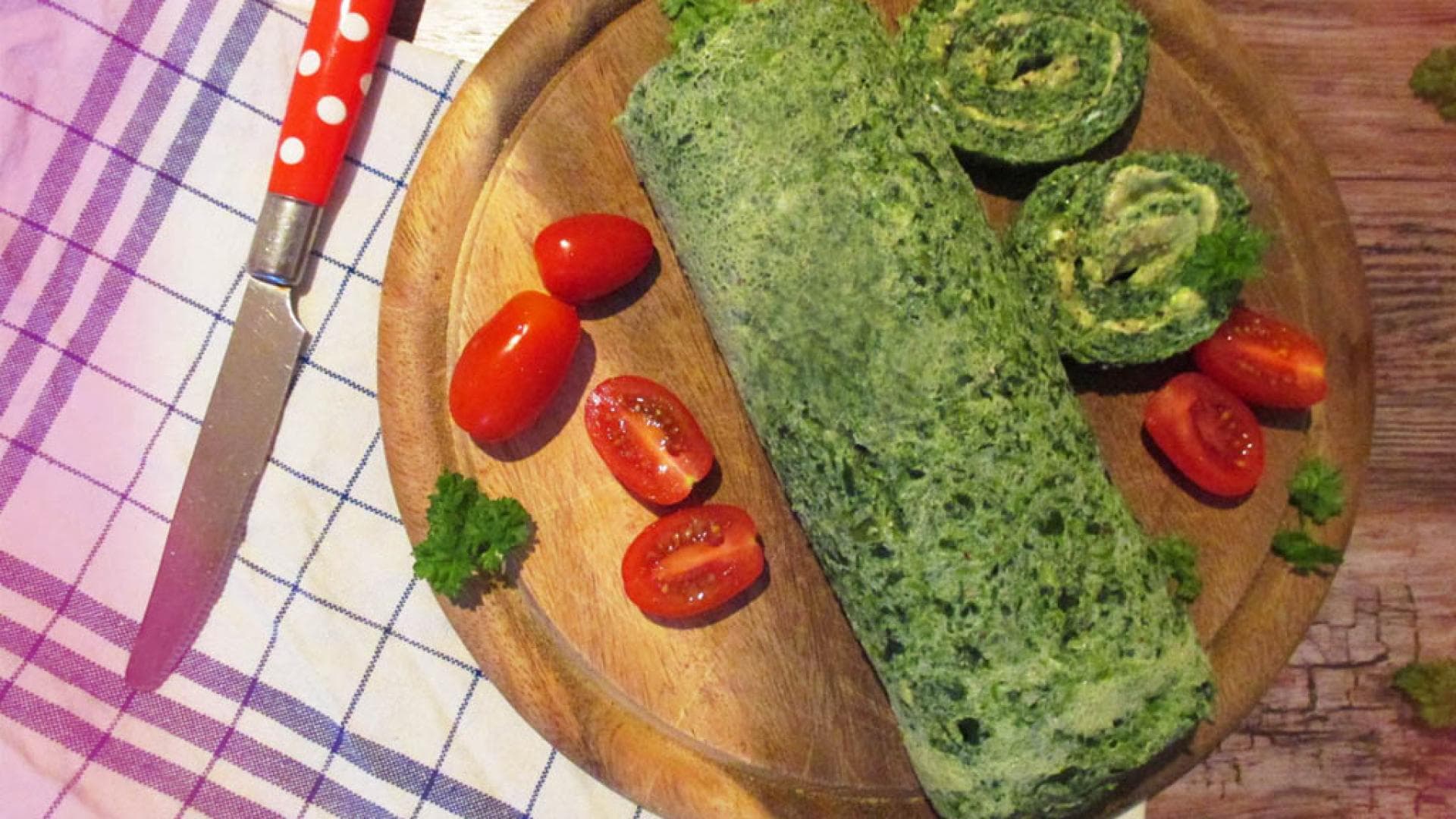 Spinat-Rolle mit Avocado-Frischkäse-Füllung 
