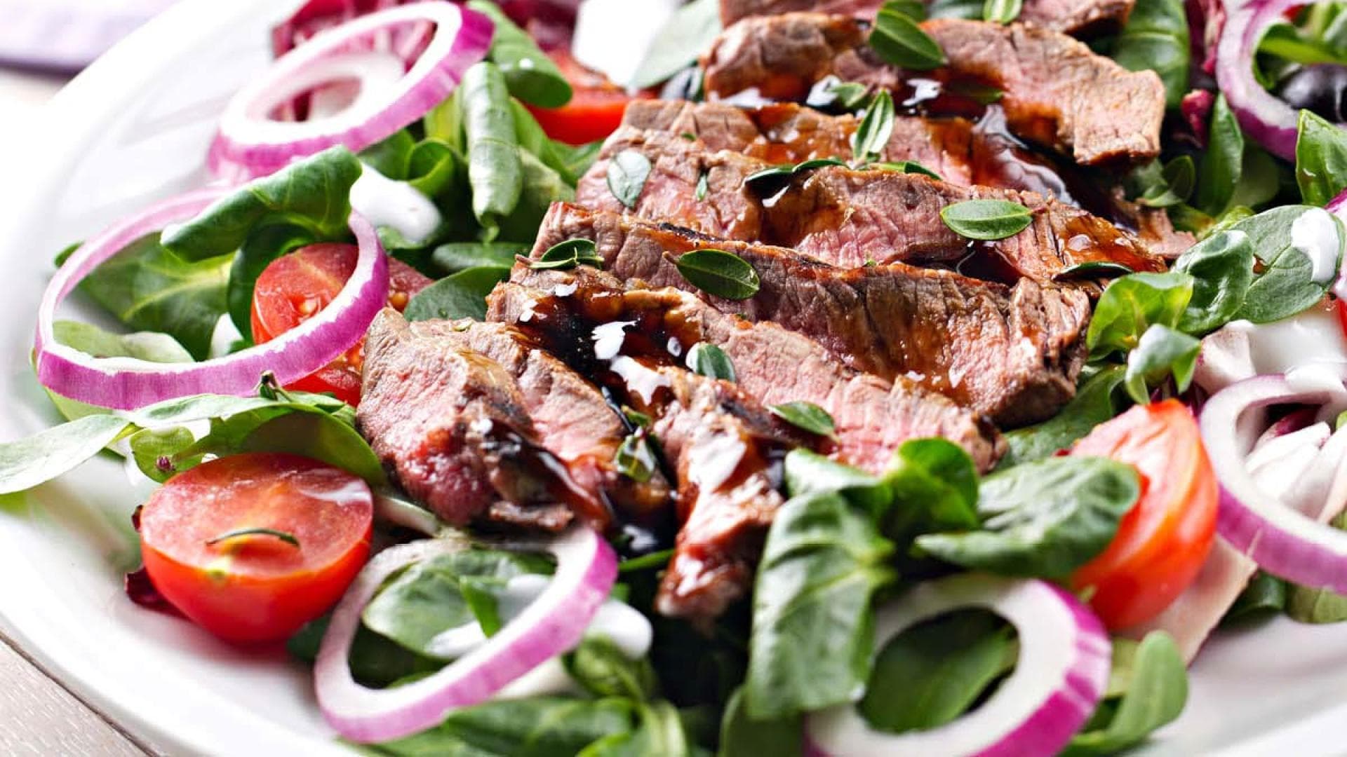 Leckerer griechischer Salat mit Fleisch und Feta