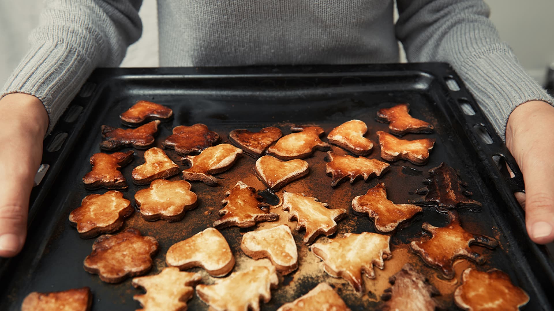 Blech mit verbrannten Plätzchen