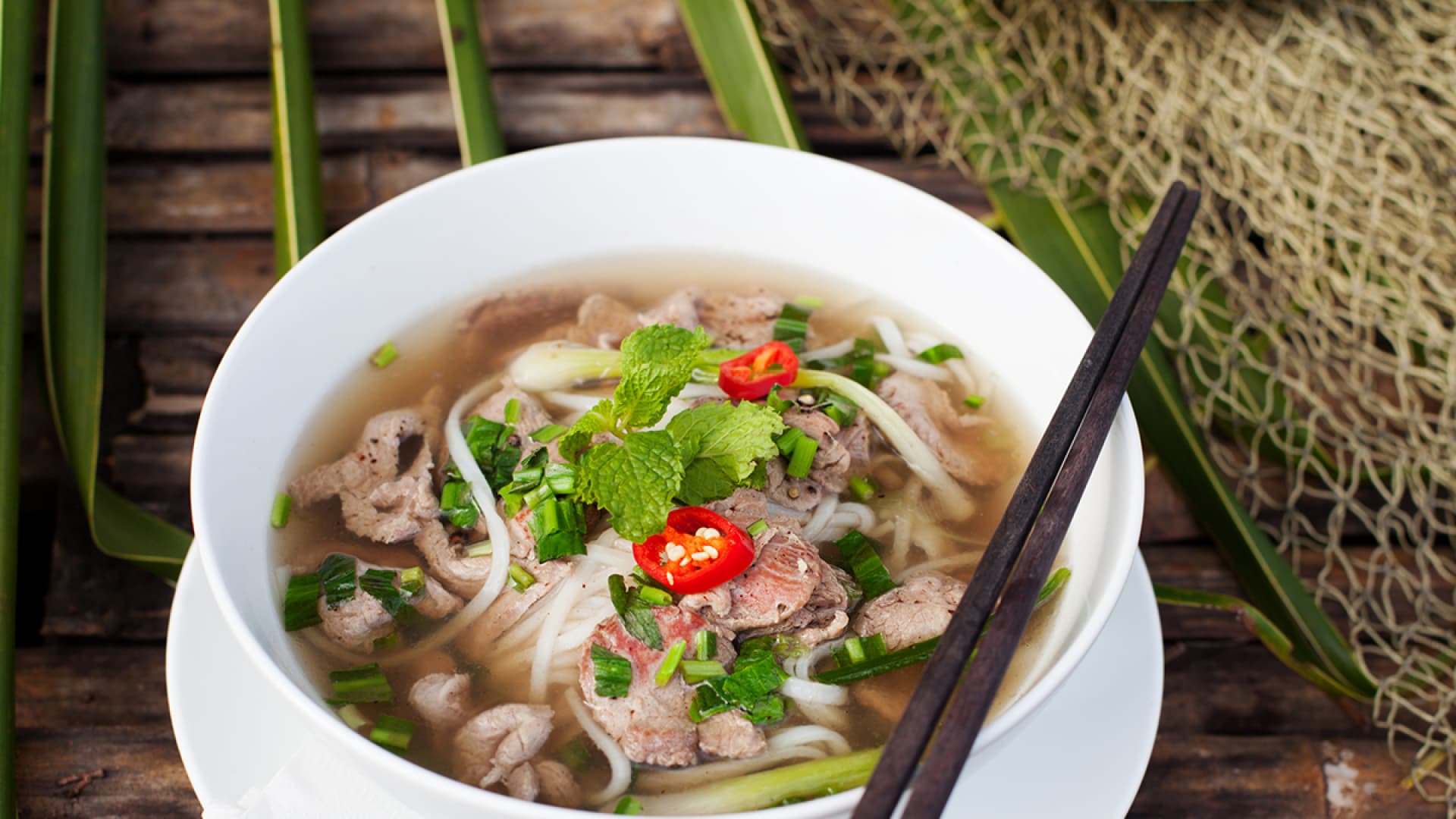Heiße Pho Suppe mit Rindfleisch 