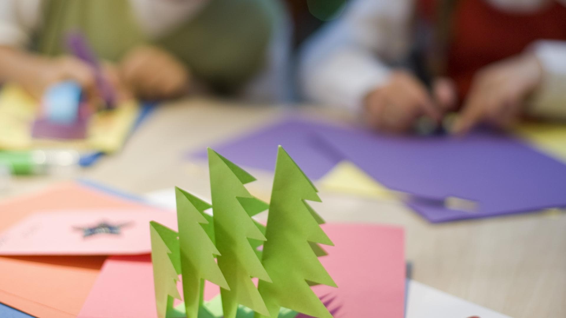 Weihnachtskarte mit aufklappbaren Tannenbäumen