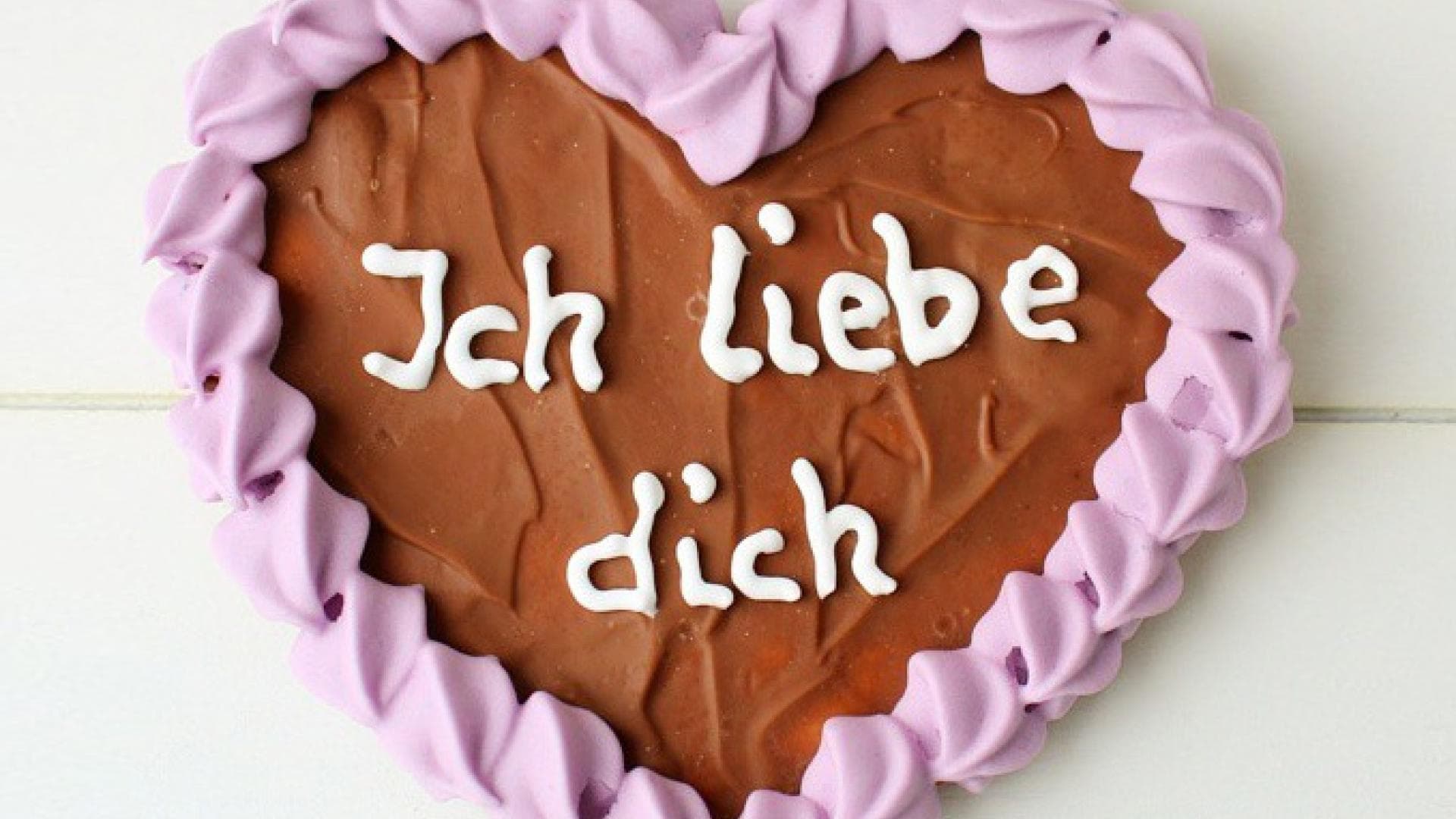 Ein selbstgemachtes Lebkuchenherz eignet sich besonders gut als Geschenk für den Valentinstag