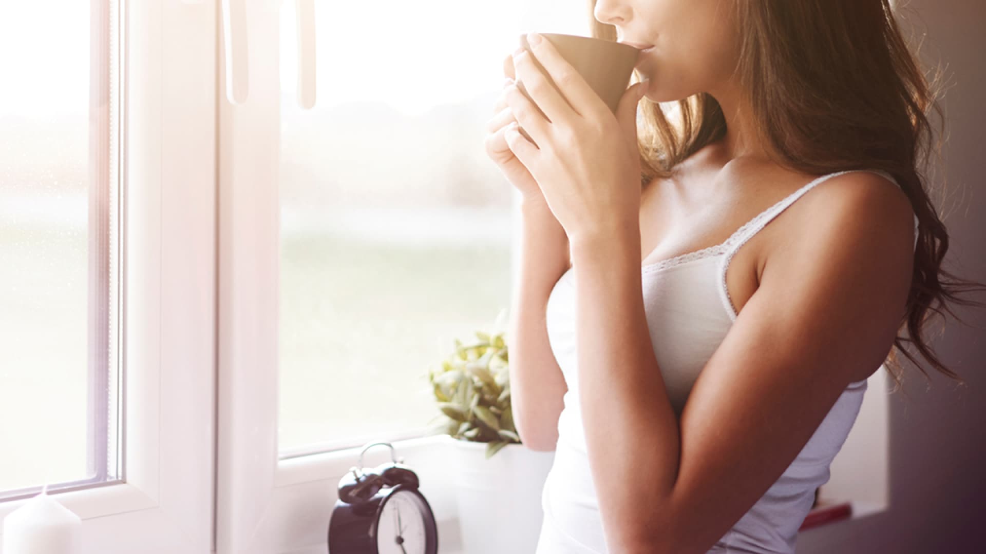 Eine Frau trinkt ihren morgentlichen Tee 